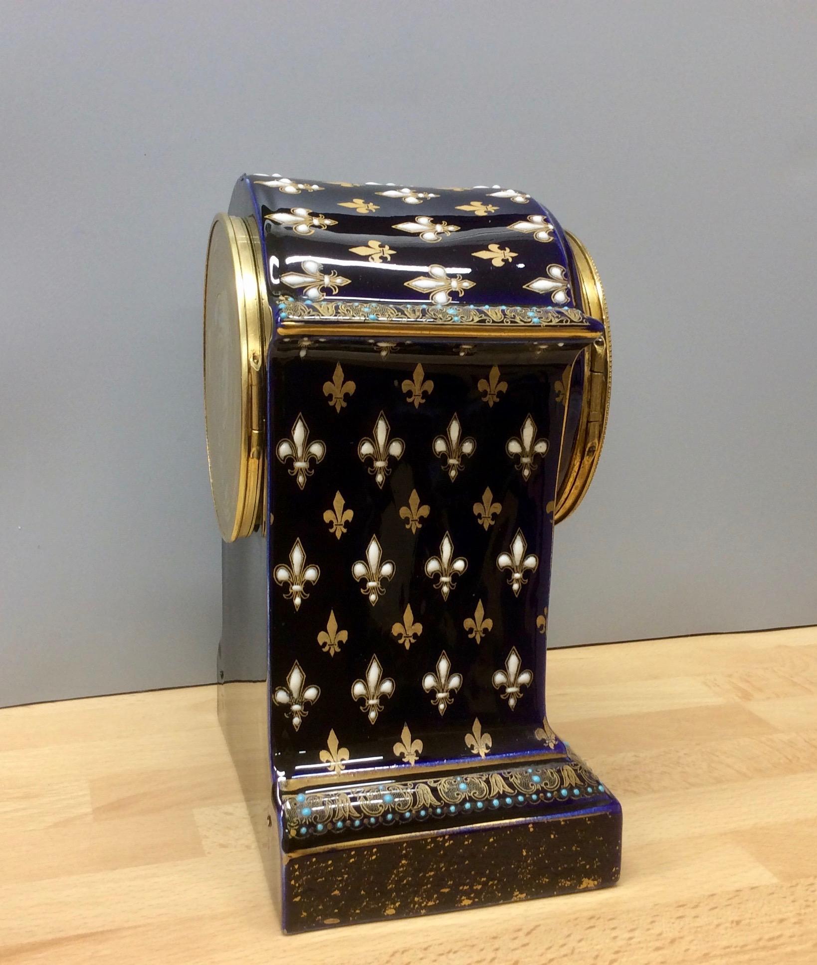 Fin du XIXe siècle Pendule de cheminée en porcelaine française en vente