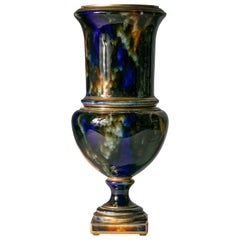 Vase en porcelaine de Sèvres mouchetée et vernissée, daté de 1881