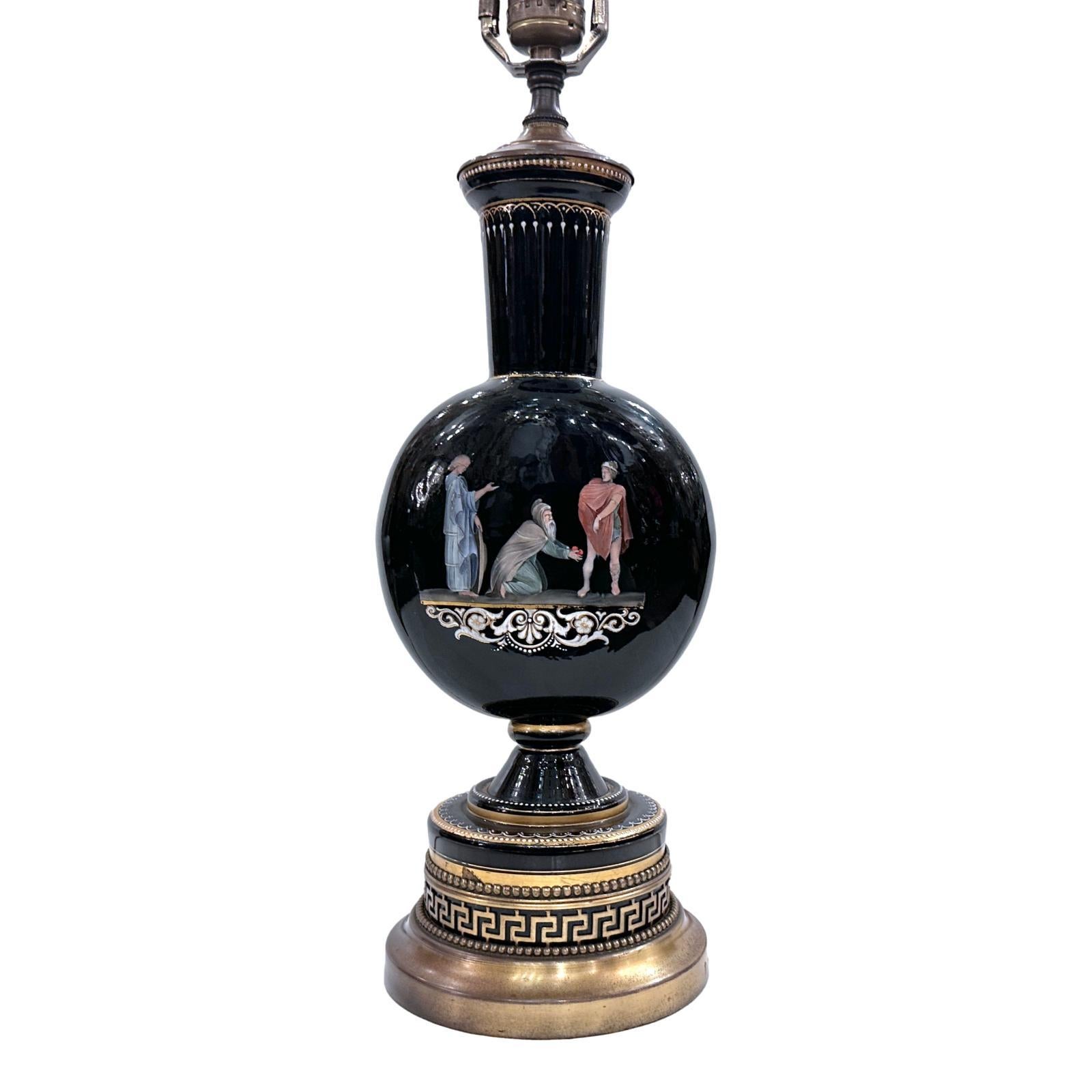 Lámpara de mesa francesa de hacia 1900 con decoración neoclásica y motivo de llave griega.

Medidas:
Altura del cuerpo: 15
Altura hasta el apoyo de la sombrilla: 26
Diámetro: 6,5
