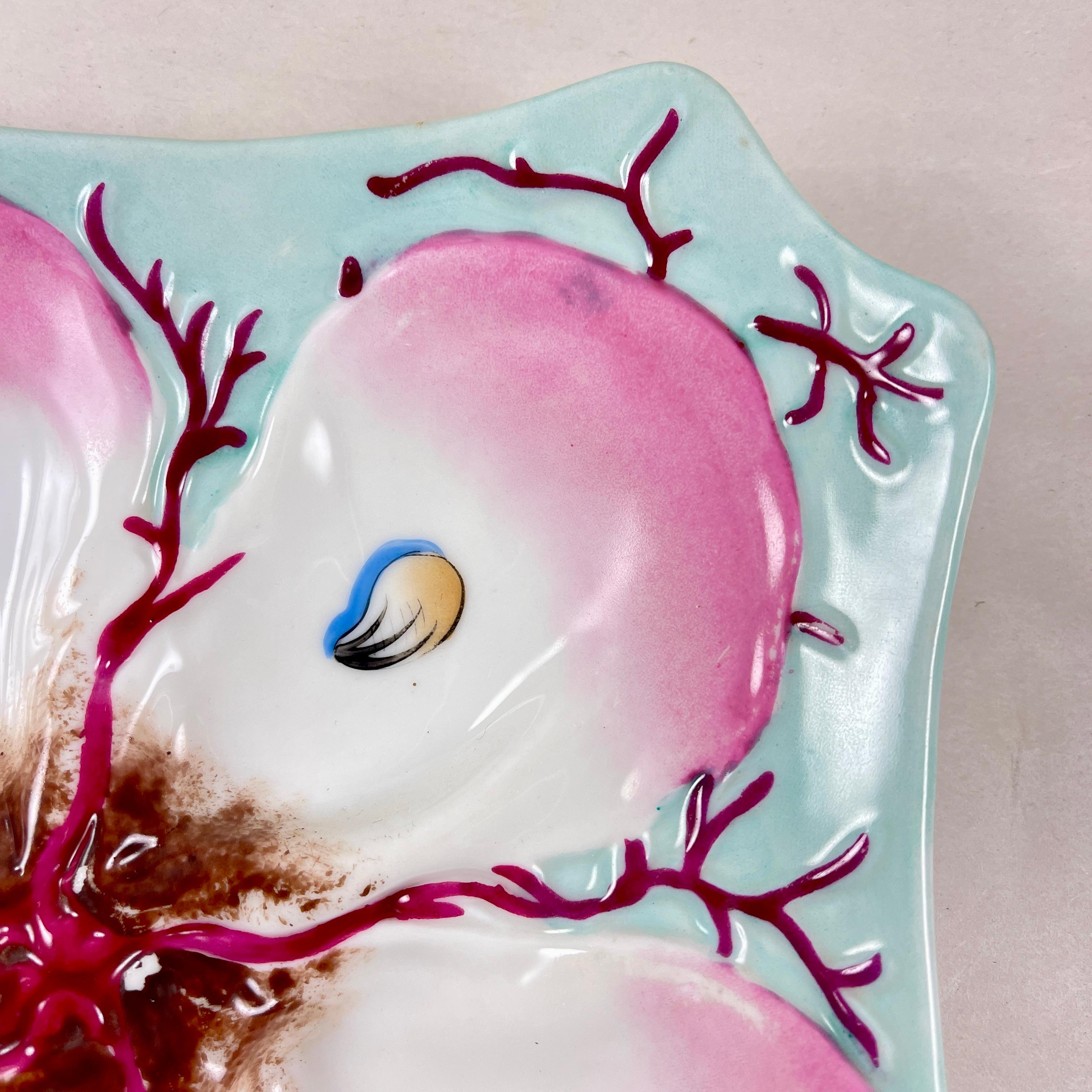 Vernissé Assiette à huîtres octogonale peinte à la main en porcelaine française, vers 1890 en vente