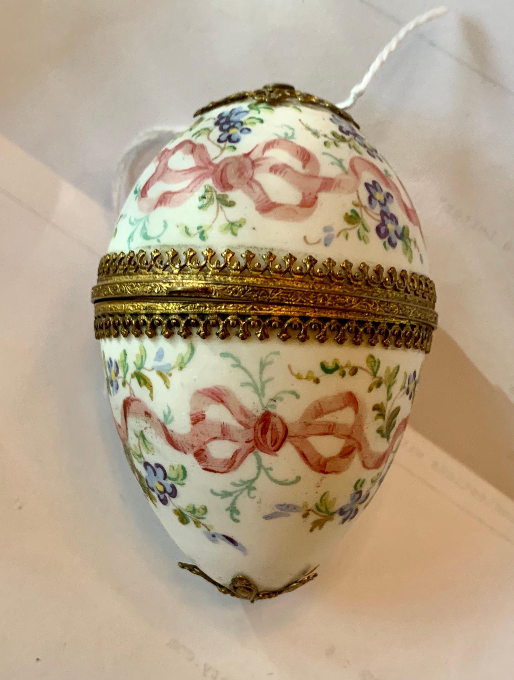 Taille vieille mine Boîte à œufs en porcelaine française dorée et bronze doré Forget Me Not Flower Bow Palais Royale en vente