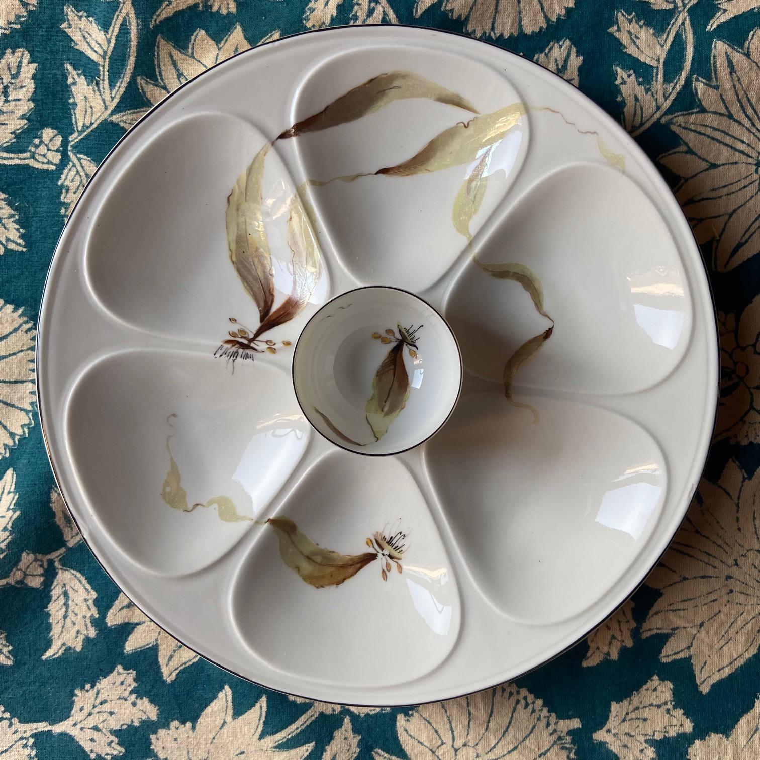 Rarissimo set di piatti da ostrica francesi di Limoges.
Delicati e poetici, questi rari piatti hanno un tamburo centrale per la salsa/il limone.
Una vera scoperta.