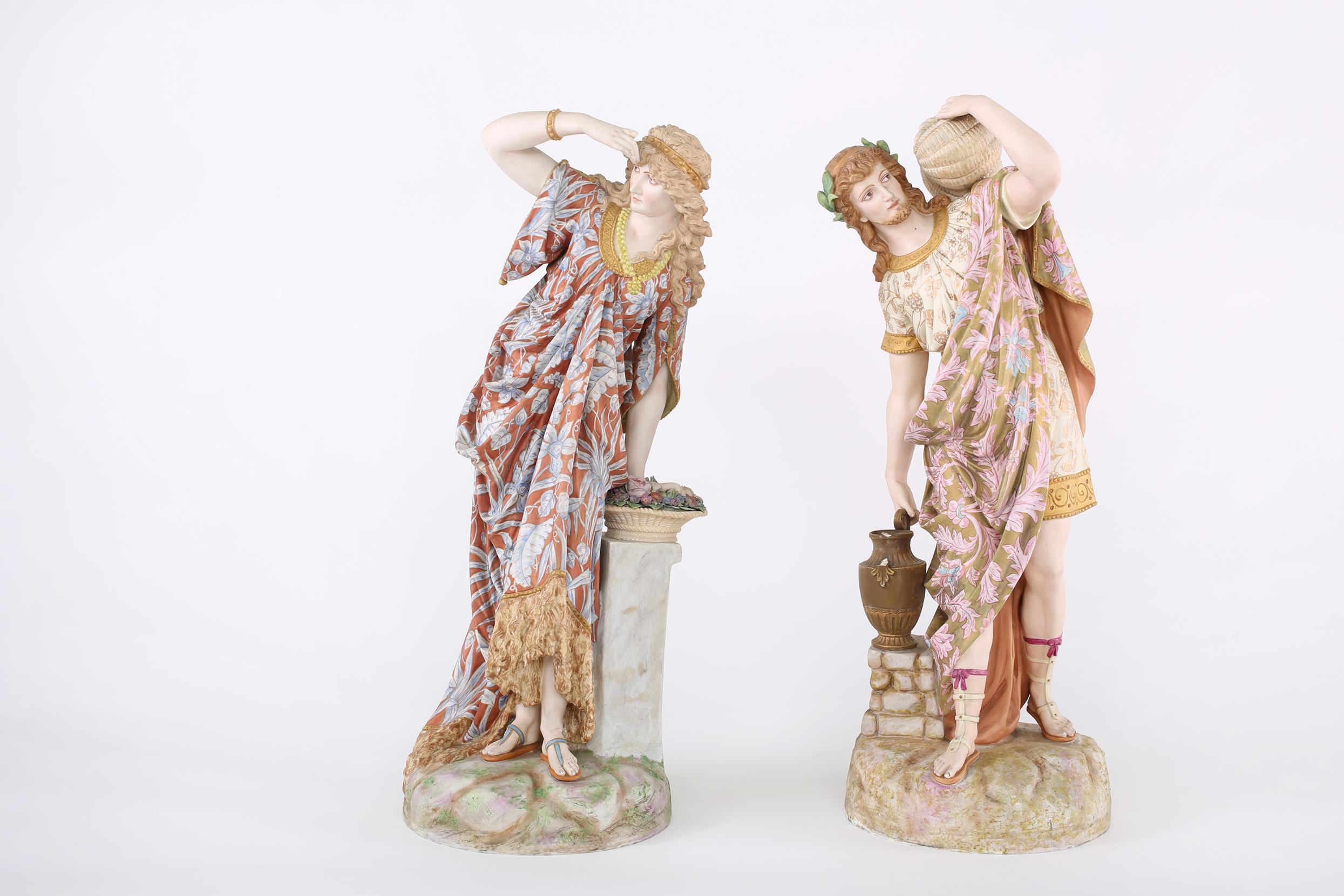 Paire de figurines de centre de table décoratives en porcelaine dorée française en vente 8