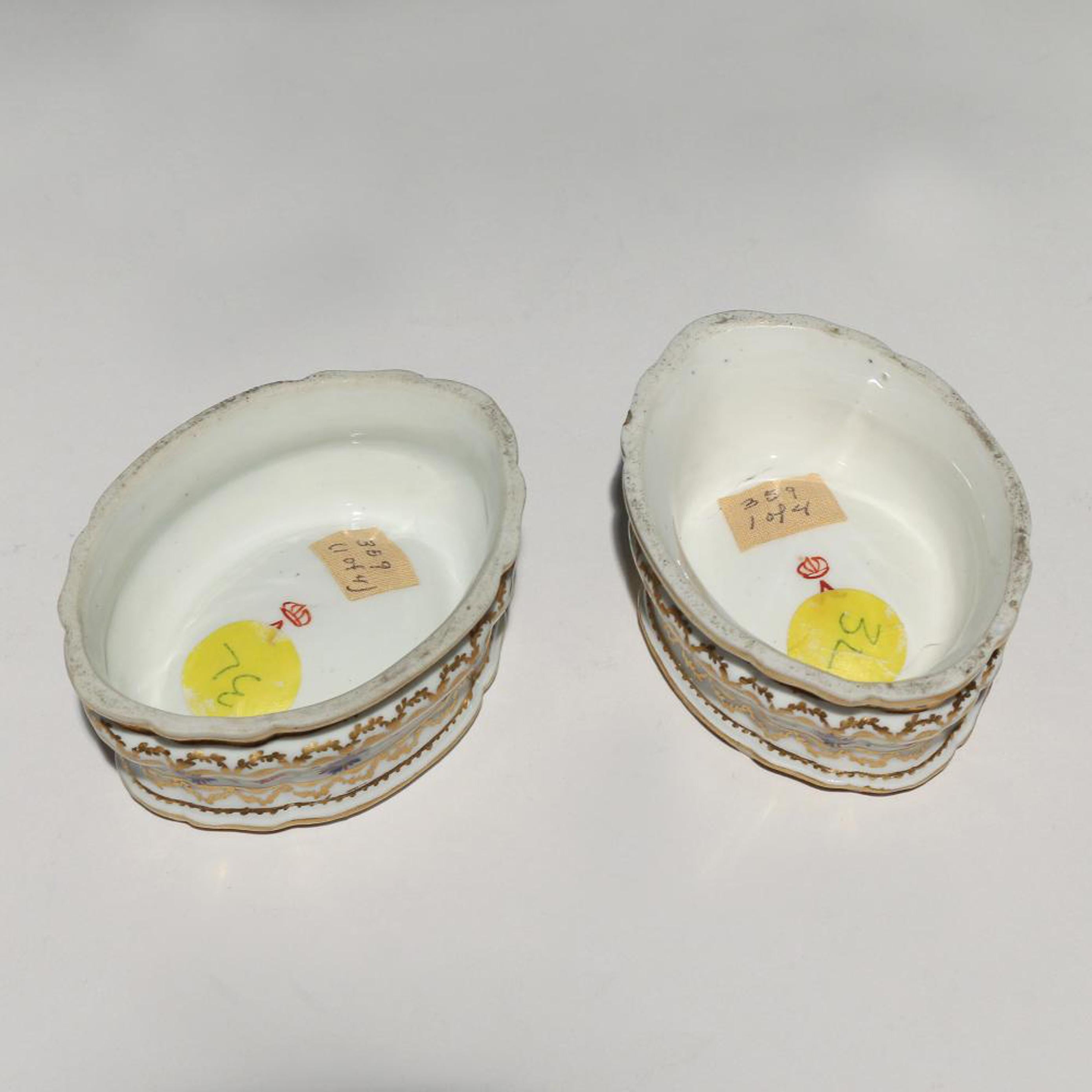 French porcelain Paris oval trencher salts,
André Leboeuf rue Thiroux, Paris,
Porcelaine a la Reine,
circa 1780
(Ref: ny9090-iir)

The trencher salts have an oval stepped molded body painted with a band of cornflowers, fuschia-colored flower