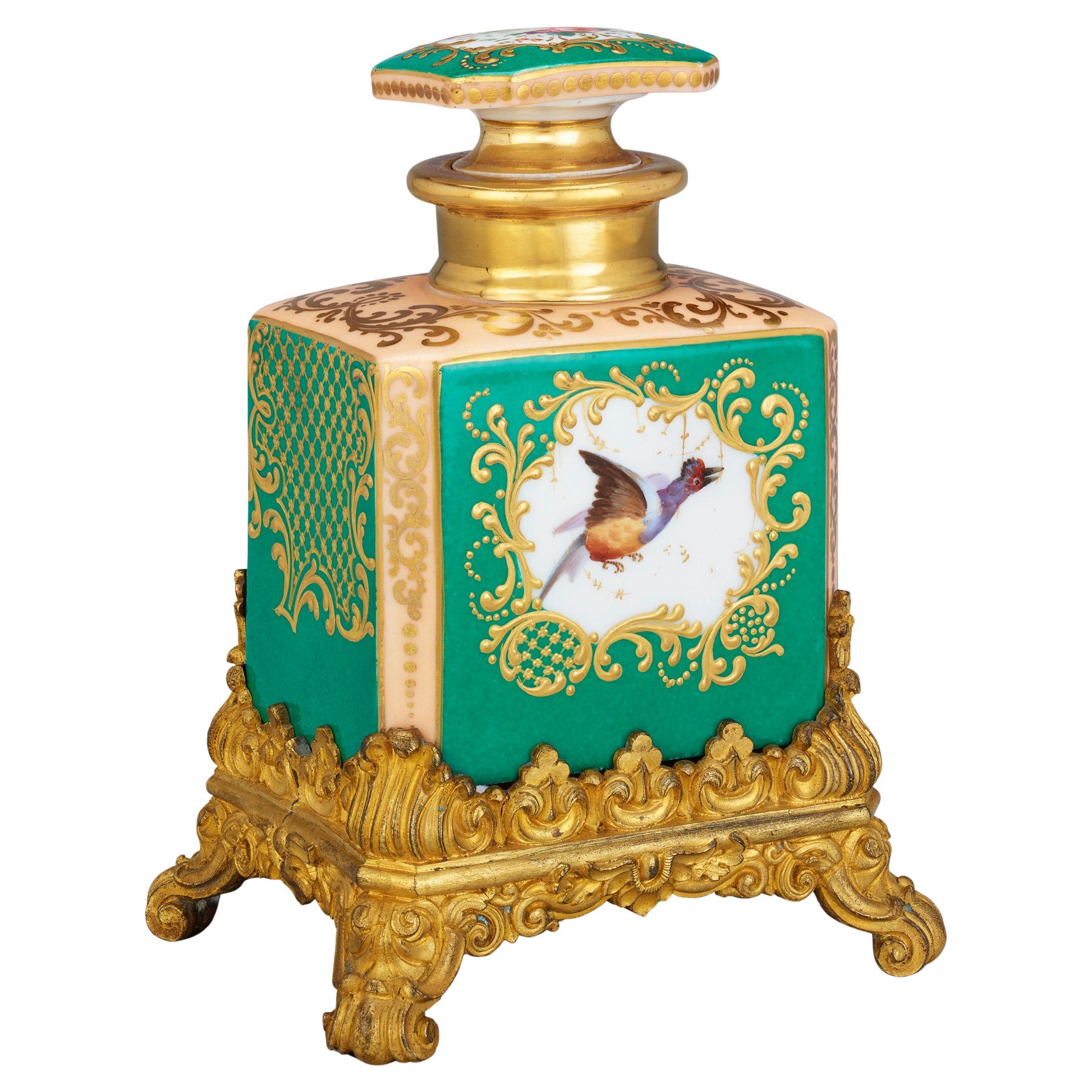 Bouteille de parfum en porcelaine française