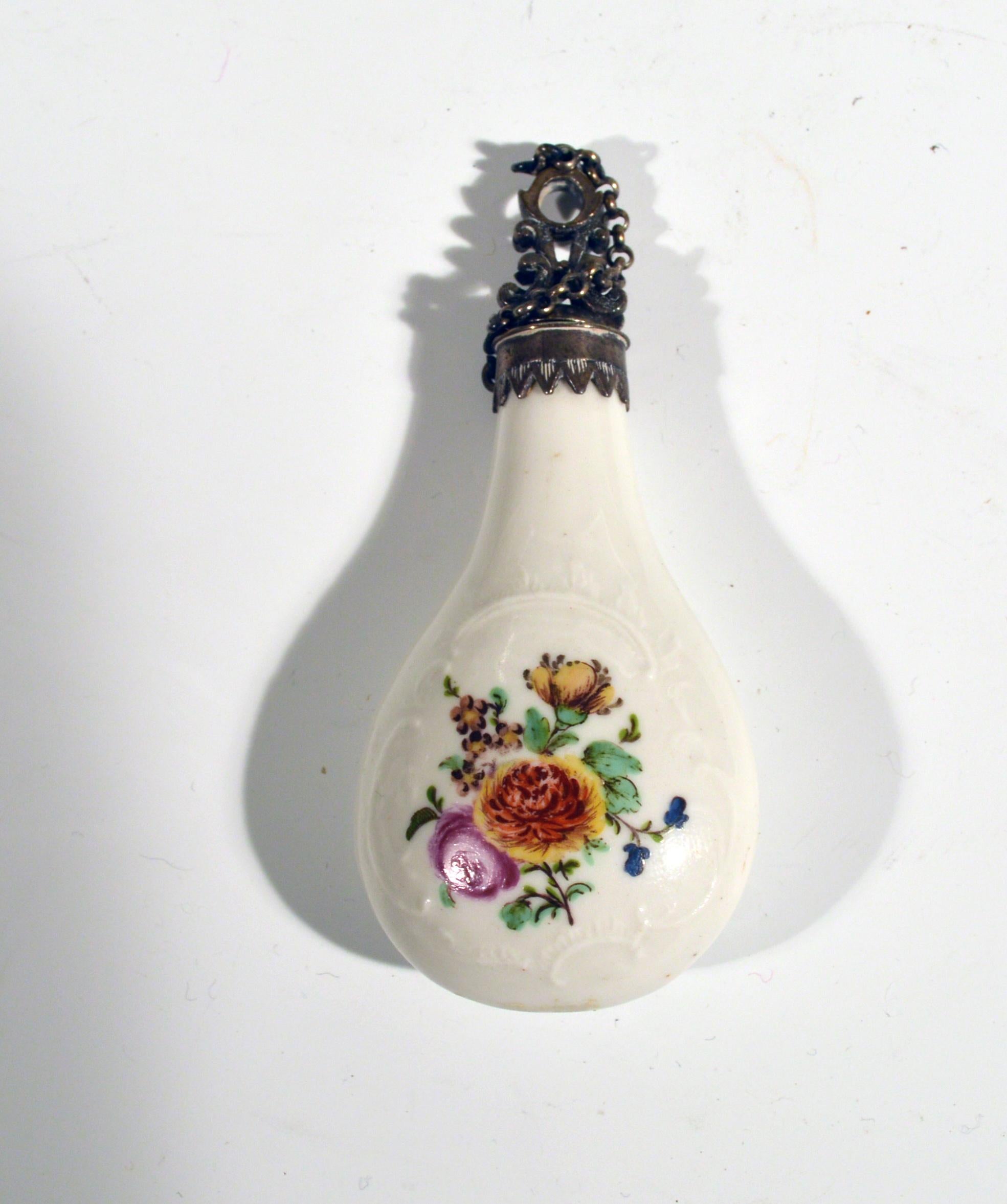 Französisch Porzellan Parfümflasche mit Blumensträußen,
um 1775
Der birnenförmige Parfümflakon hat auf jeder Seite geformte, erhabene Paneele mit Blumenbouquets und vergoldeten Metallbeschlägen an Hals und Stopfen.
Abmessungen: 3 1/4 Zoll hoch x 1