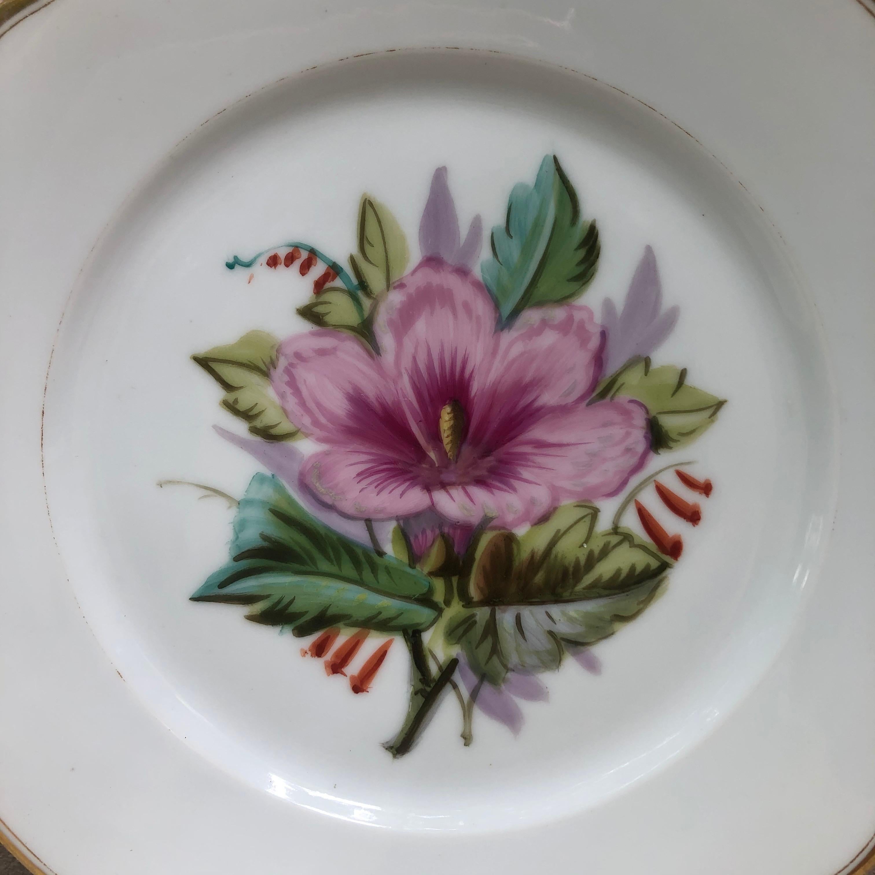 Assiette Iris pourpre en porcelaine française, vers 1850.
