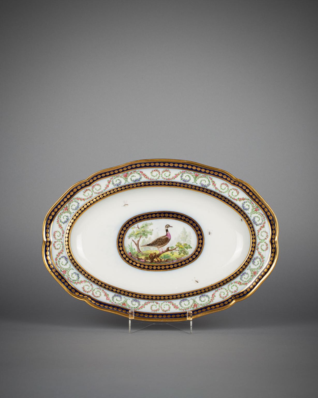 Ce plat provient d'un service de table de Sèvres vendu au banquier néerlandais Jean-Baptiste Vandernyver le 29 novembre 1792. Le plat est marqué peint par Francois Baudoin Pere et doré par Henri-Martin Prevost.