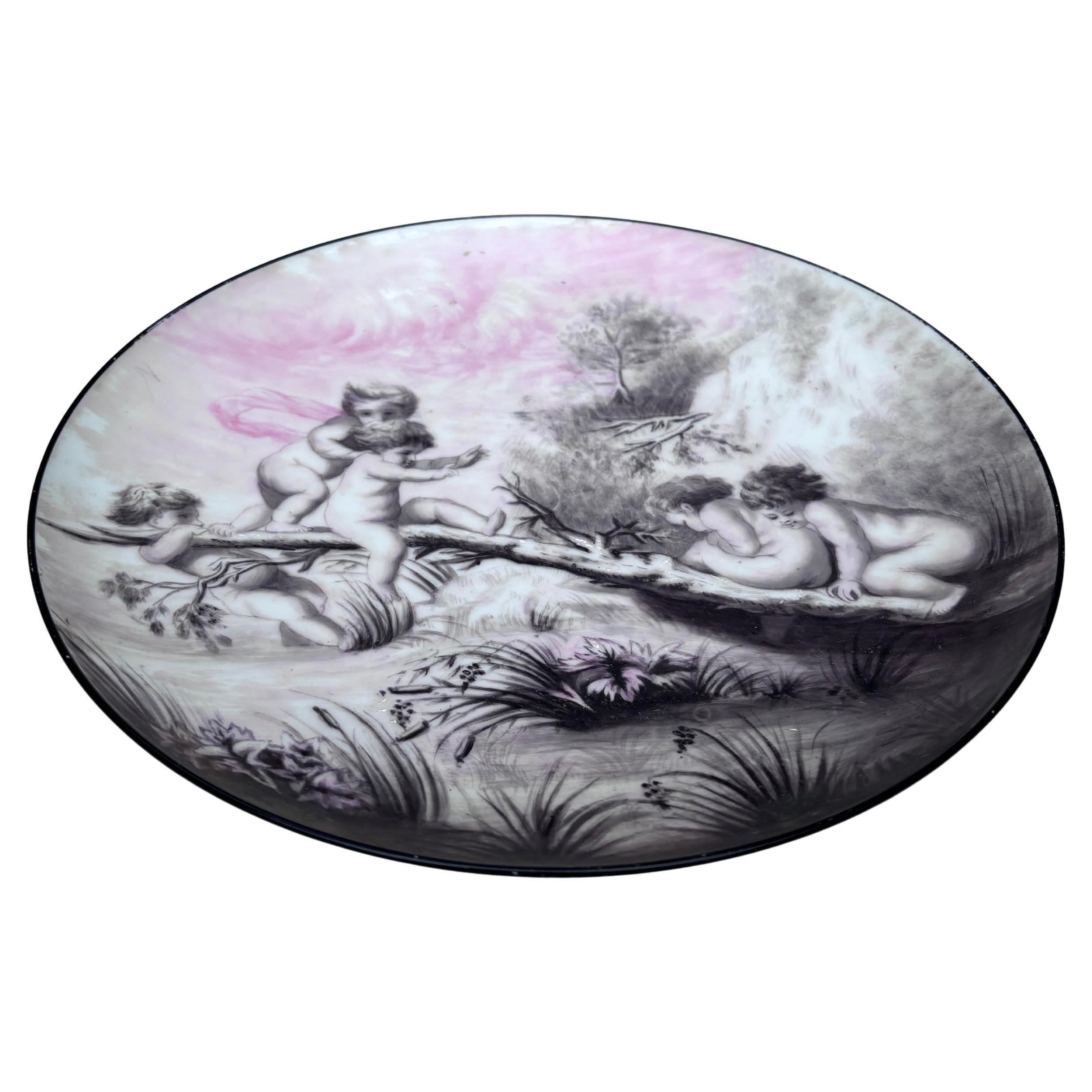 Plat Puttis en porcelaine française Circa 1900.
Diamètre / 10,7 pouces.