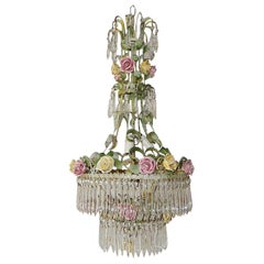 Lampadario a quattro piani in porcellana francese con rose e prismi di cristallo, circa 1940