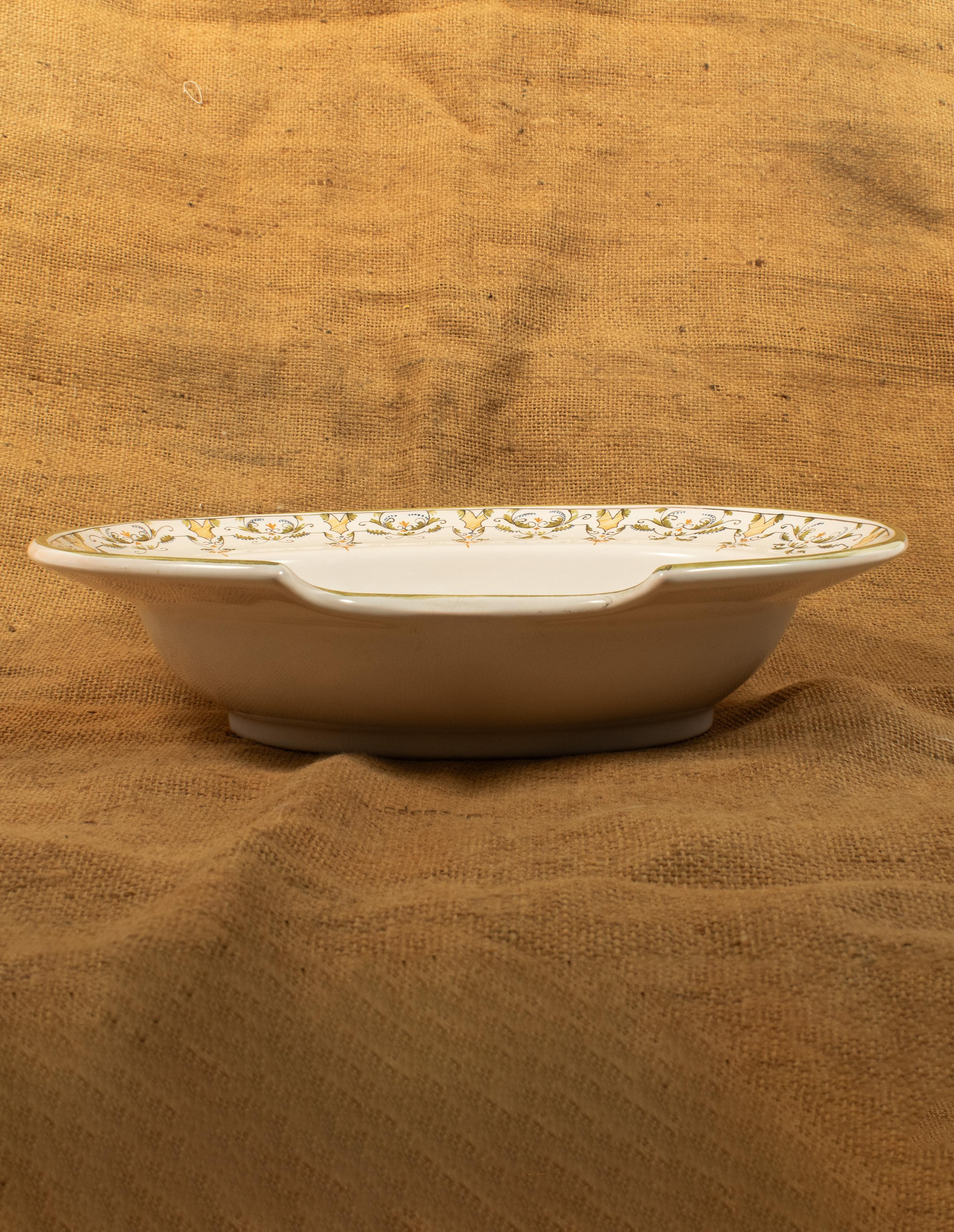 French Porcelain Shaving Dish, “Italien à Moustiers”, Early 20th Century im Angebot 5