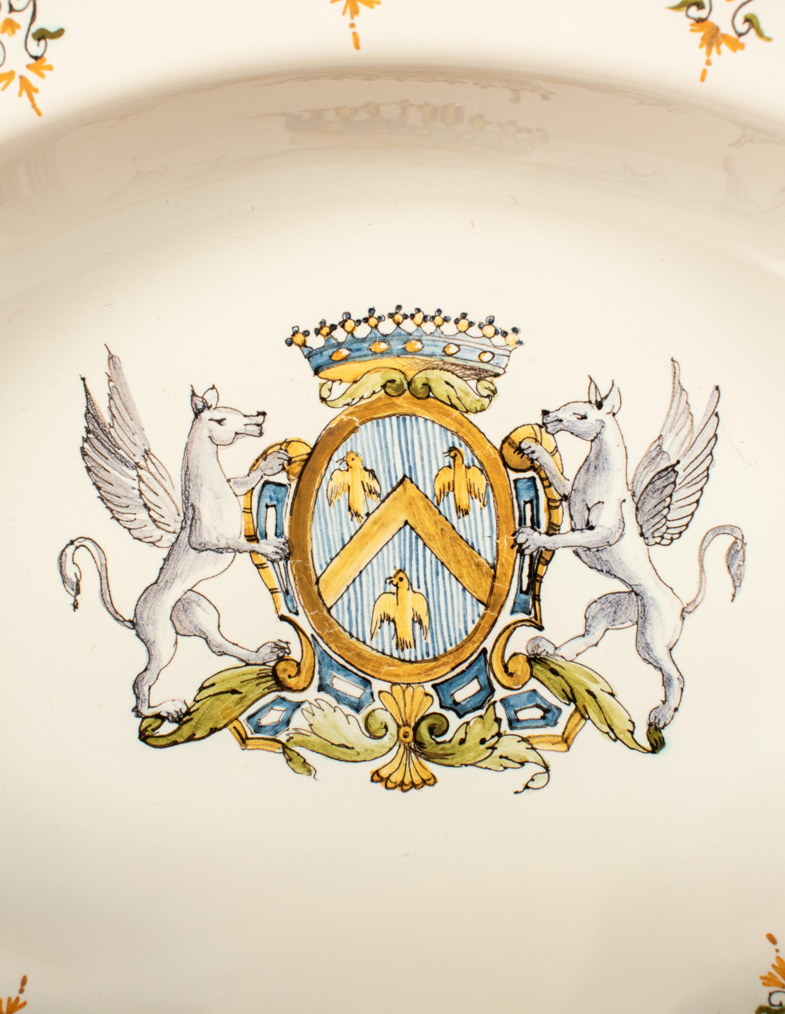 French Porcelain Shaving Dish, “Italien à Moustiers”, Early 20th Century im Zustand „Gut“ im Angebot in TEYJAT, FR