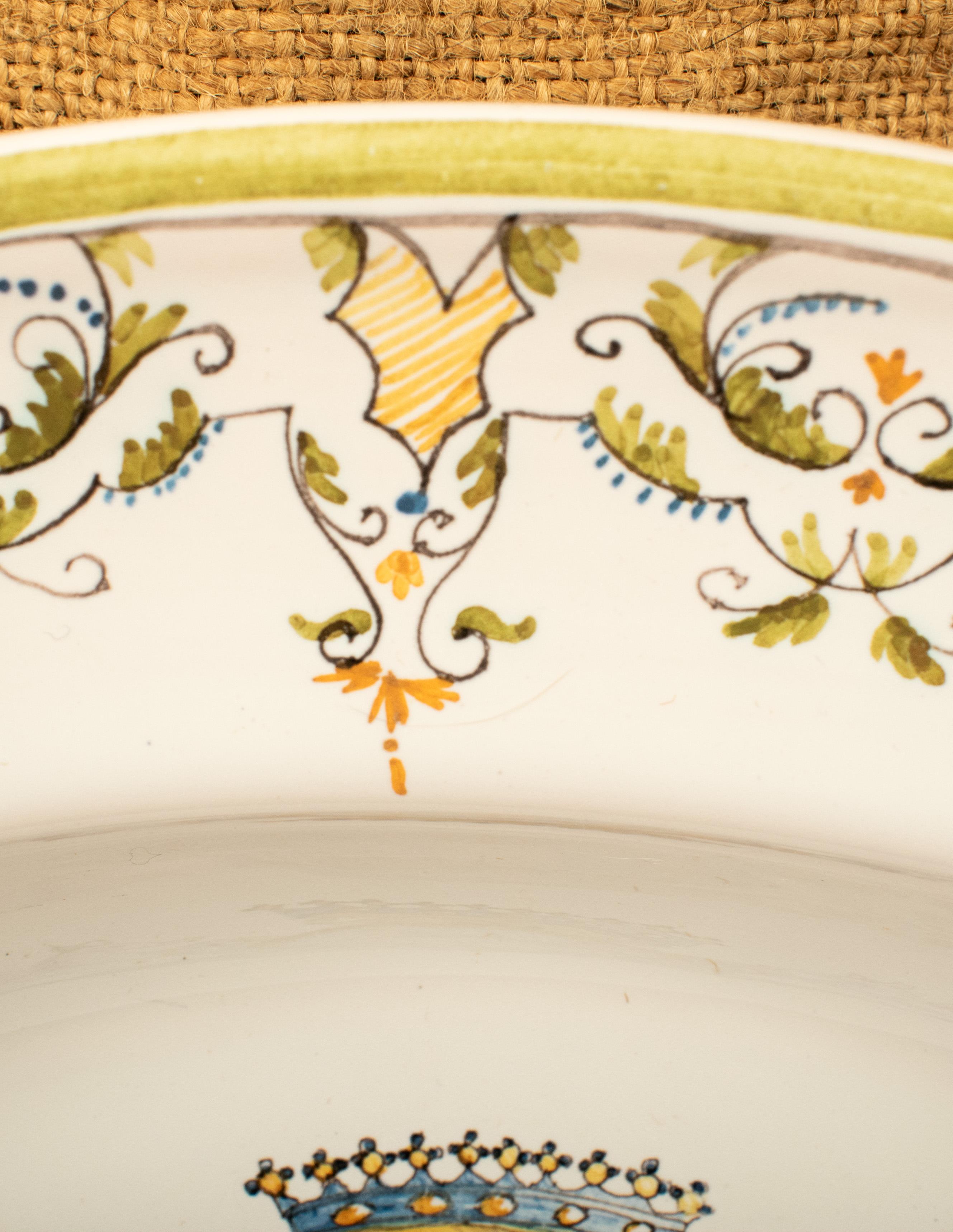 French Porcelain Shaving Dish, “Italien à Moustiers”, Early 20th Century im Angebot 1
