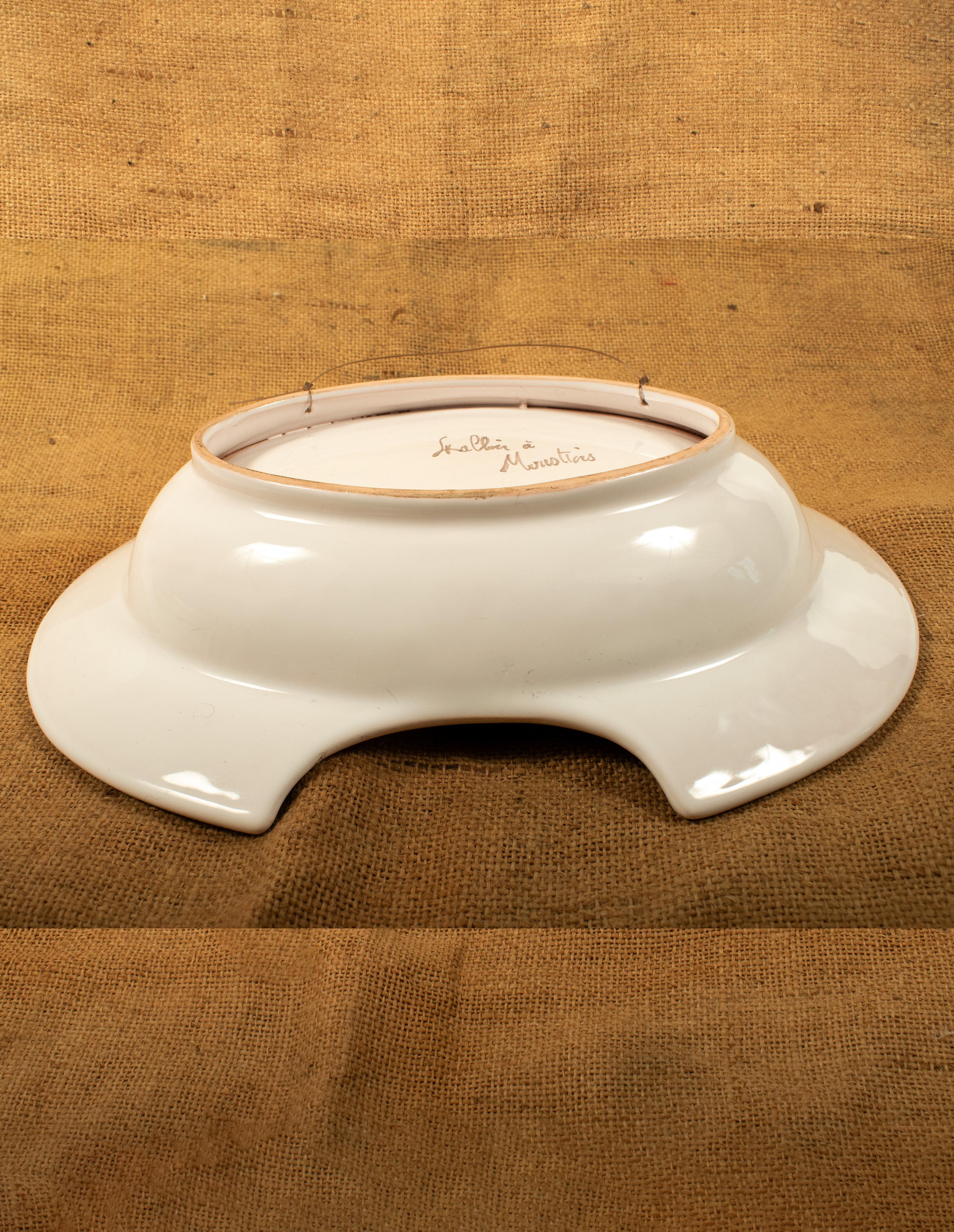 French Porcelain Shaving Dish, “Italien à Moustiers”, Early 20th Century im Angebot 4