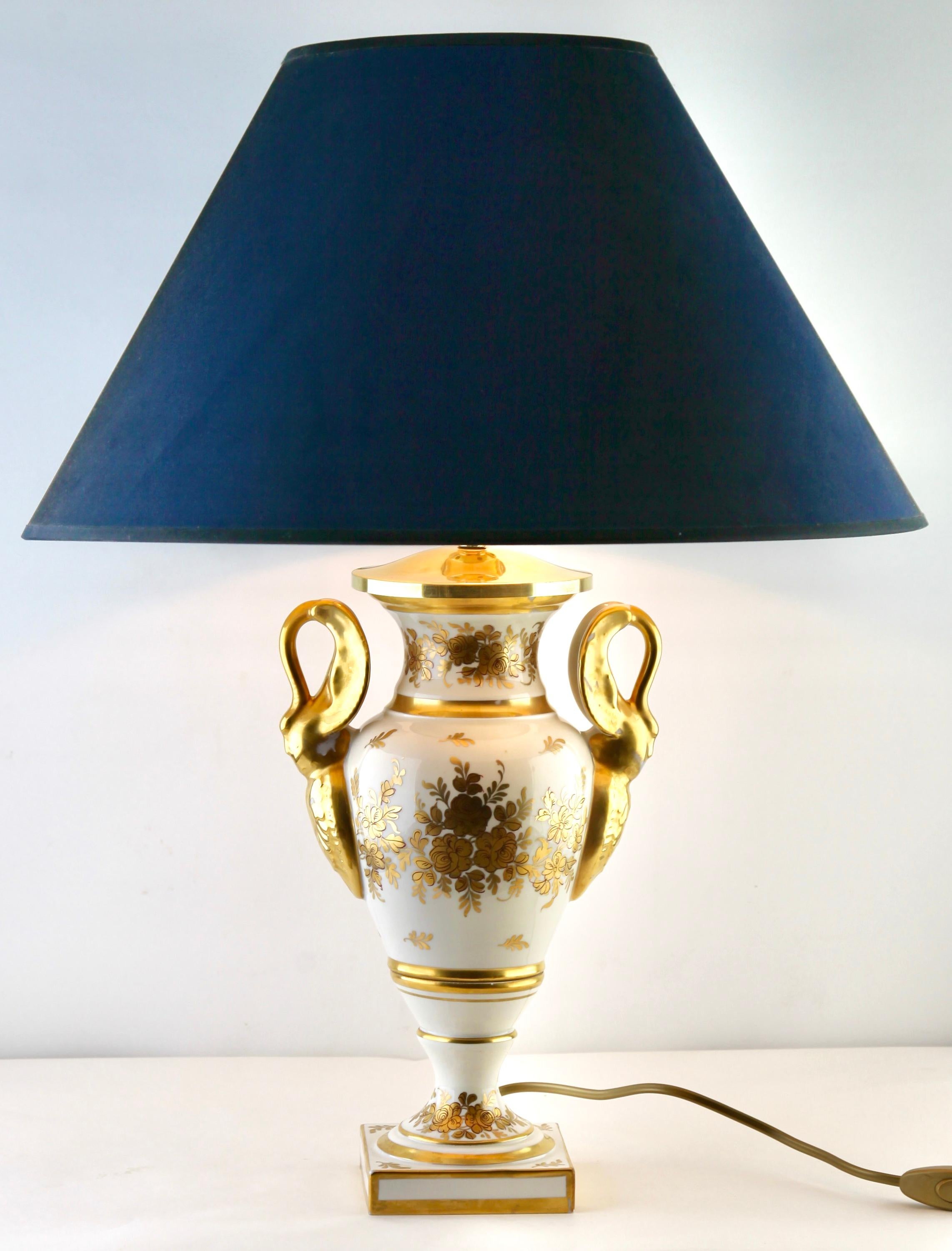 Lampes de table en porcelaine France Signé

Inspirée d'une ancienne technique de céramique française, cette élégante lampe de table est lumineuse 
et fait à la main avec une décoration peinte à la main.

En bon état et en parfait état de