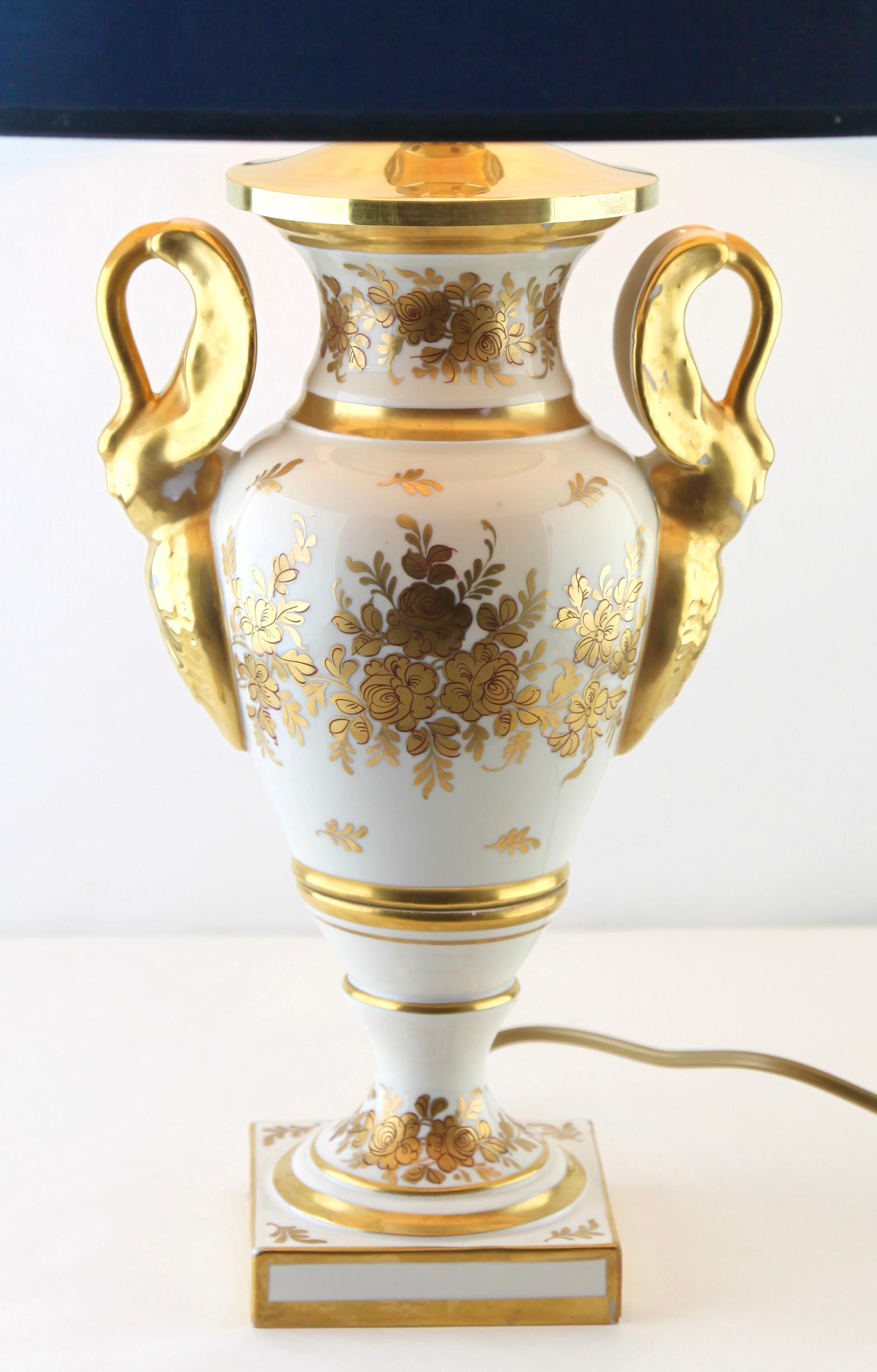 Vernissé Lampe de bureau en porcelaine française signée avec décoration peinte à la main, années 1930 en vente