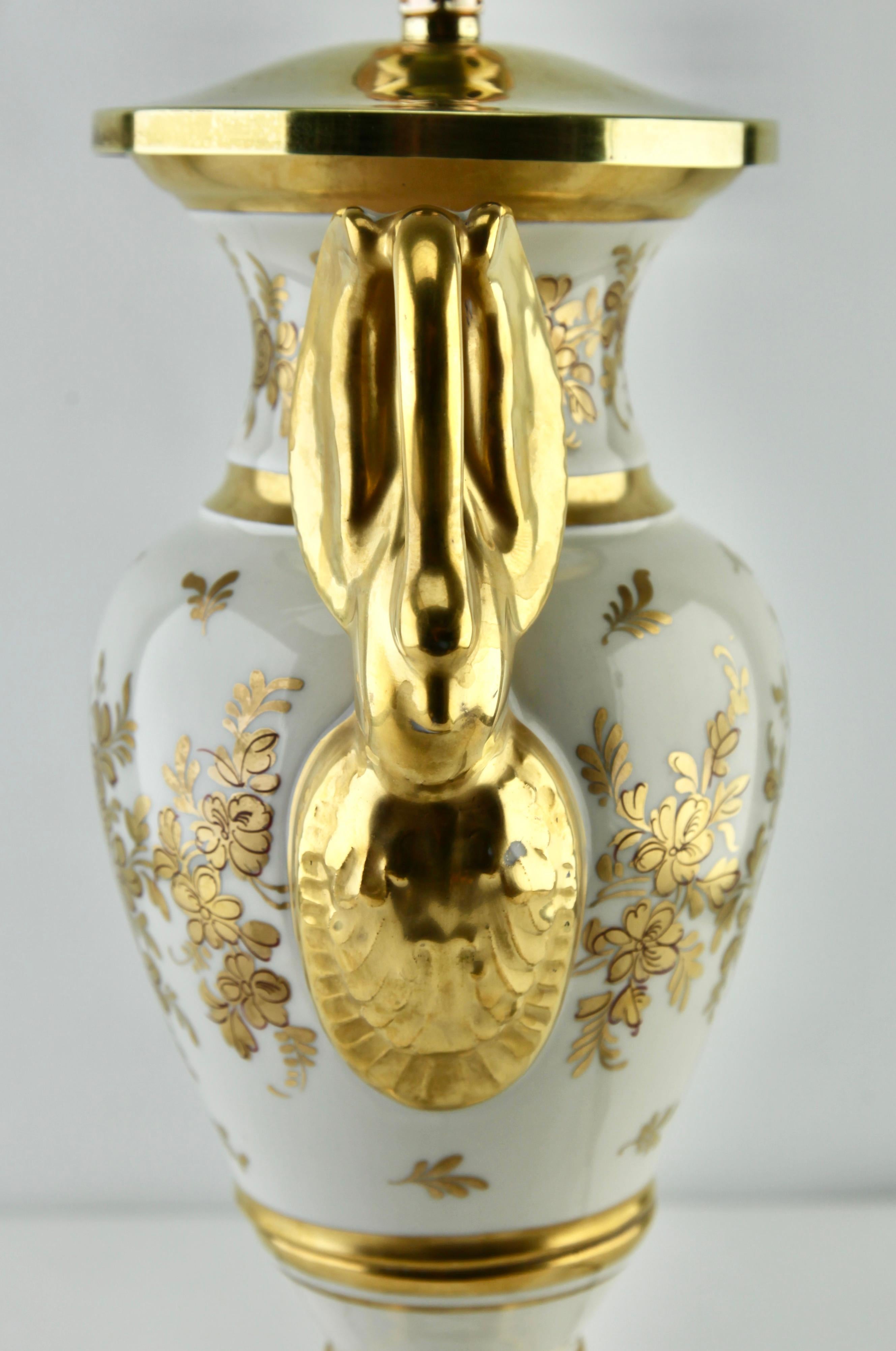 Milieu du XXe siècle Lampe de bureau en porcelaine française signée avec décoration peinte à la main, années 1930 en vente