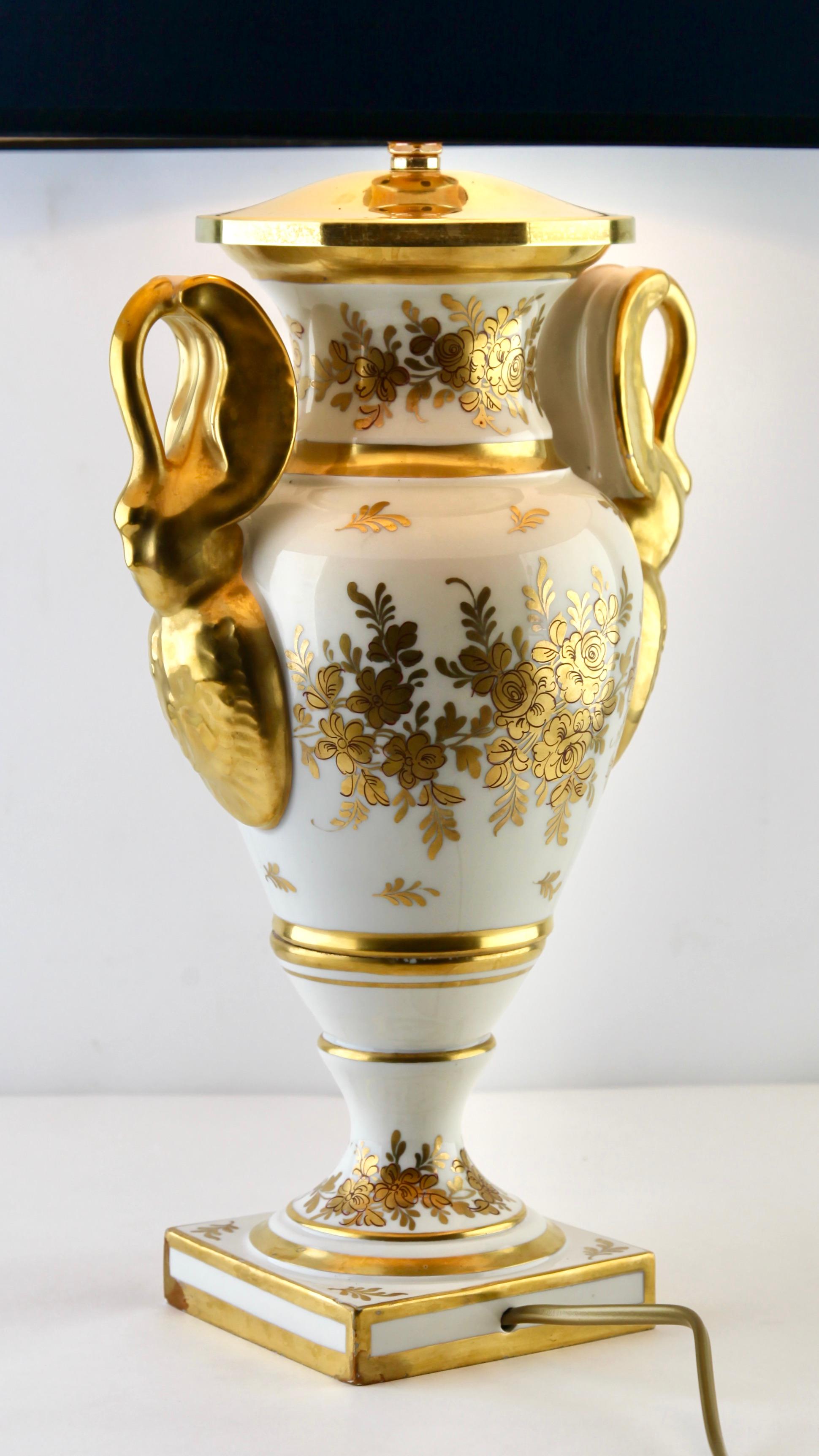 Lampe de bureau en porcelaine française signée avec décoration peinte à la main, années 1930 en vente 1
