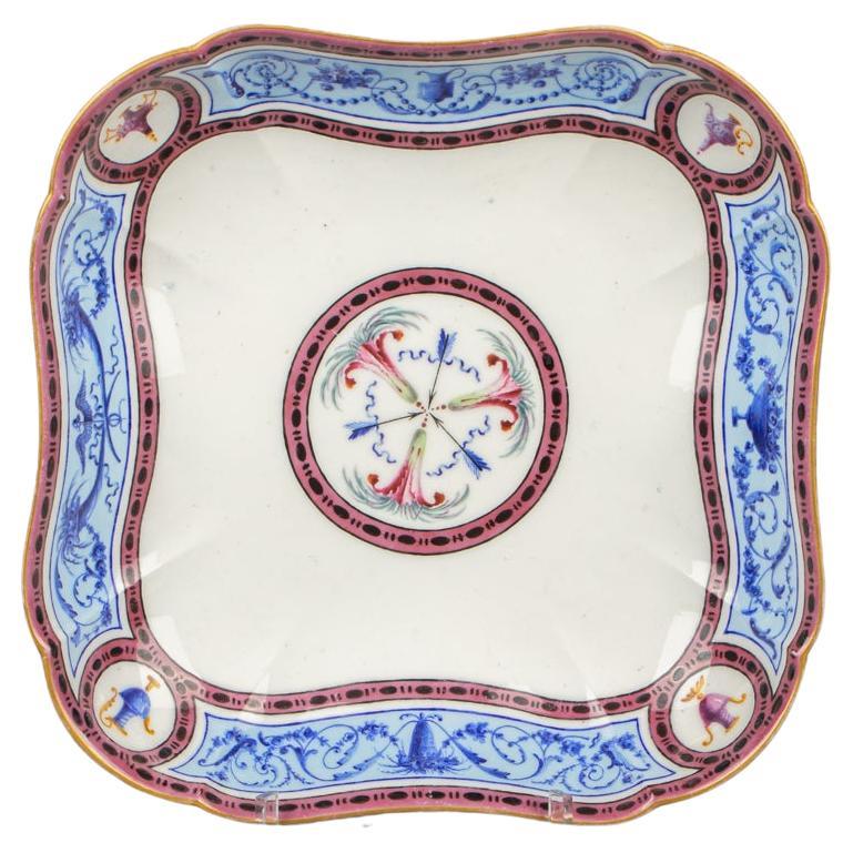 Plat à dessert carré en porcelaine française, Sèvres, daté de 1790