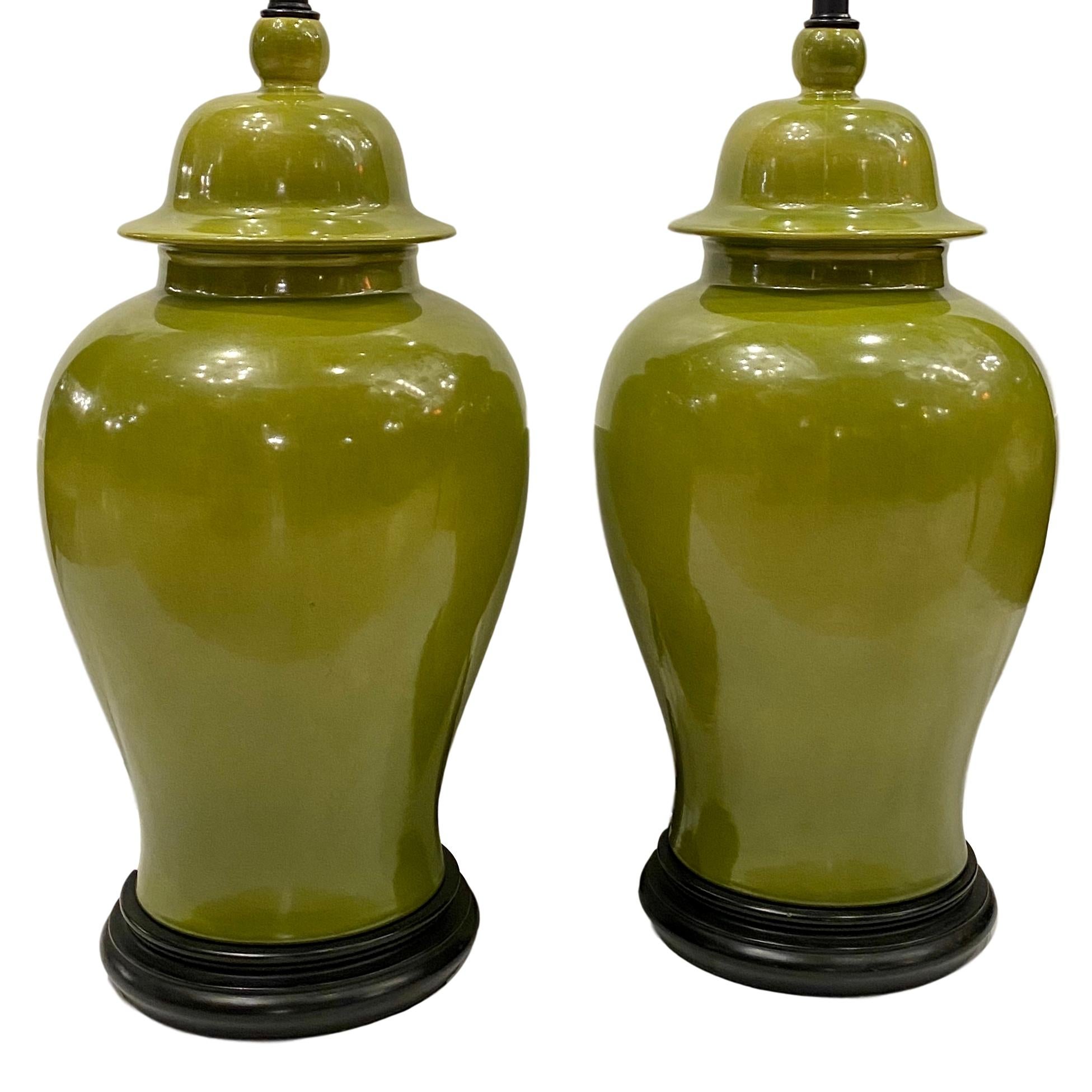 Paire de lampes de table en porcelaine française des années 1940 en forme de grands pots à gingembre.

Mesures :
Hauteur du corps 23