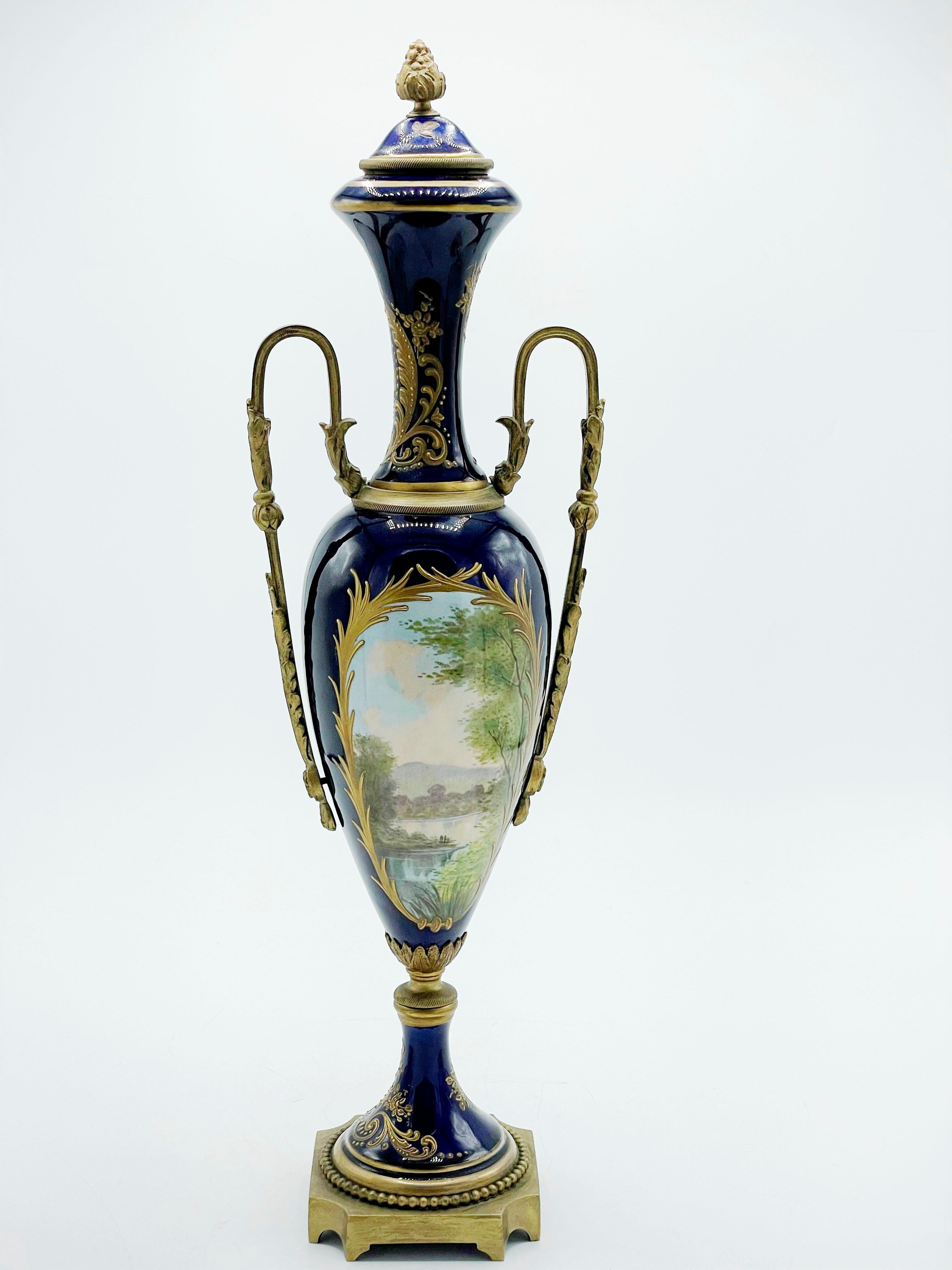 French porcelain vase, Sevres, with Cloisonne bronze In Good Condition For Sale In Autonomous City Buenos Aires, CABA