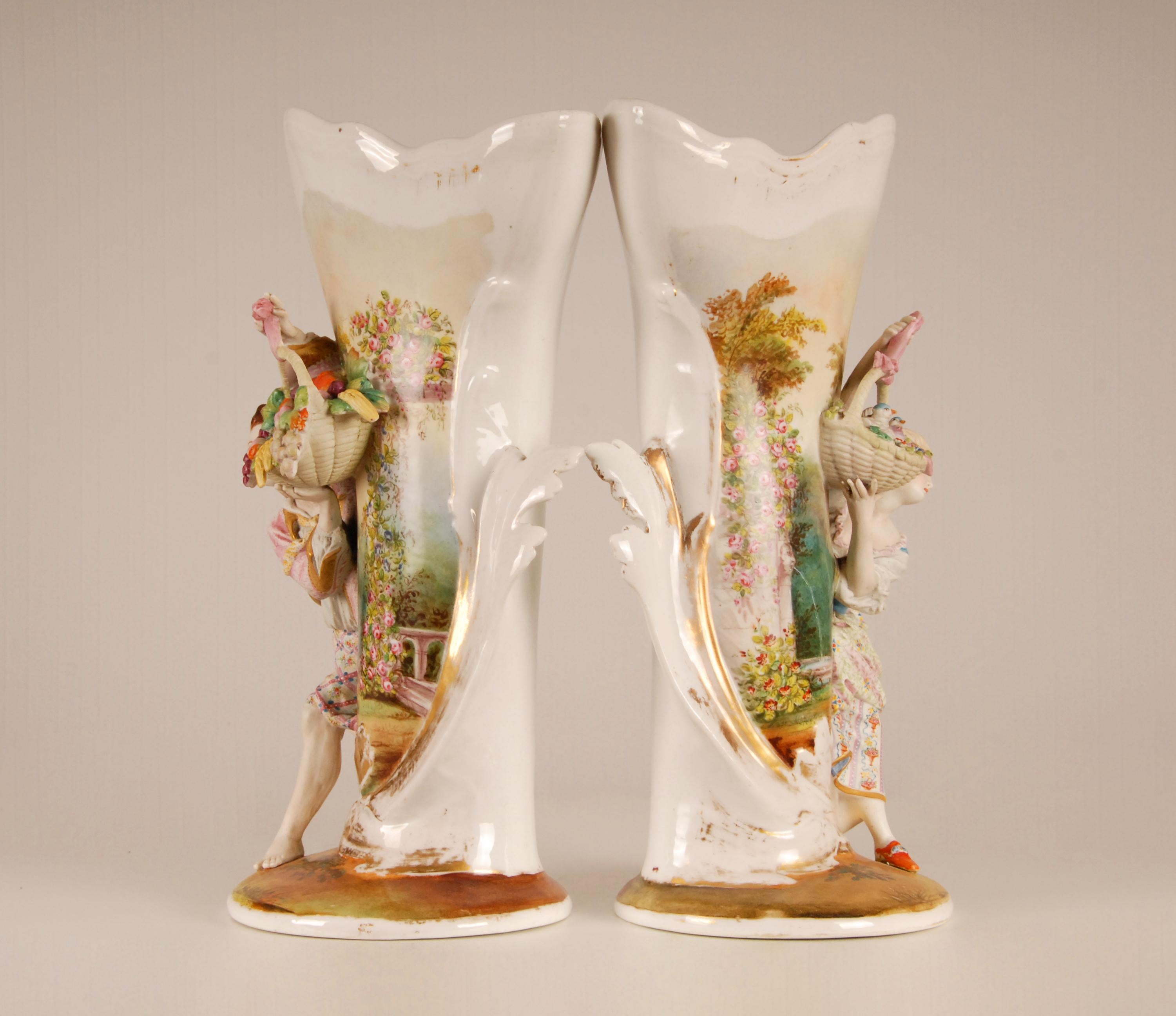 Fatto a mano Vasi di porcellana francesi Vasi figurativi vittoriani stile Jean Gille una coppia in vendita