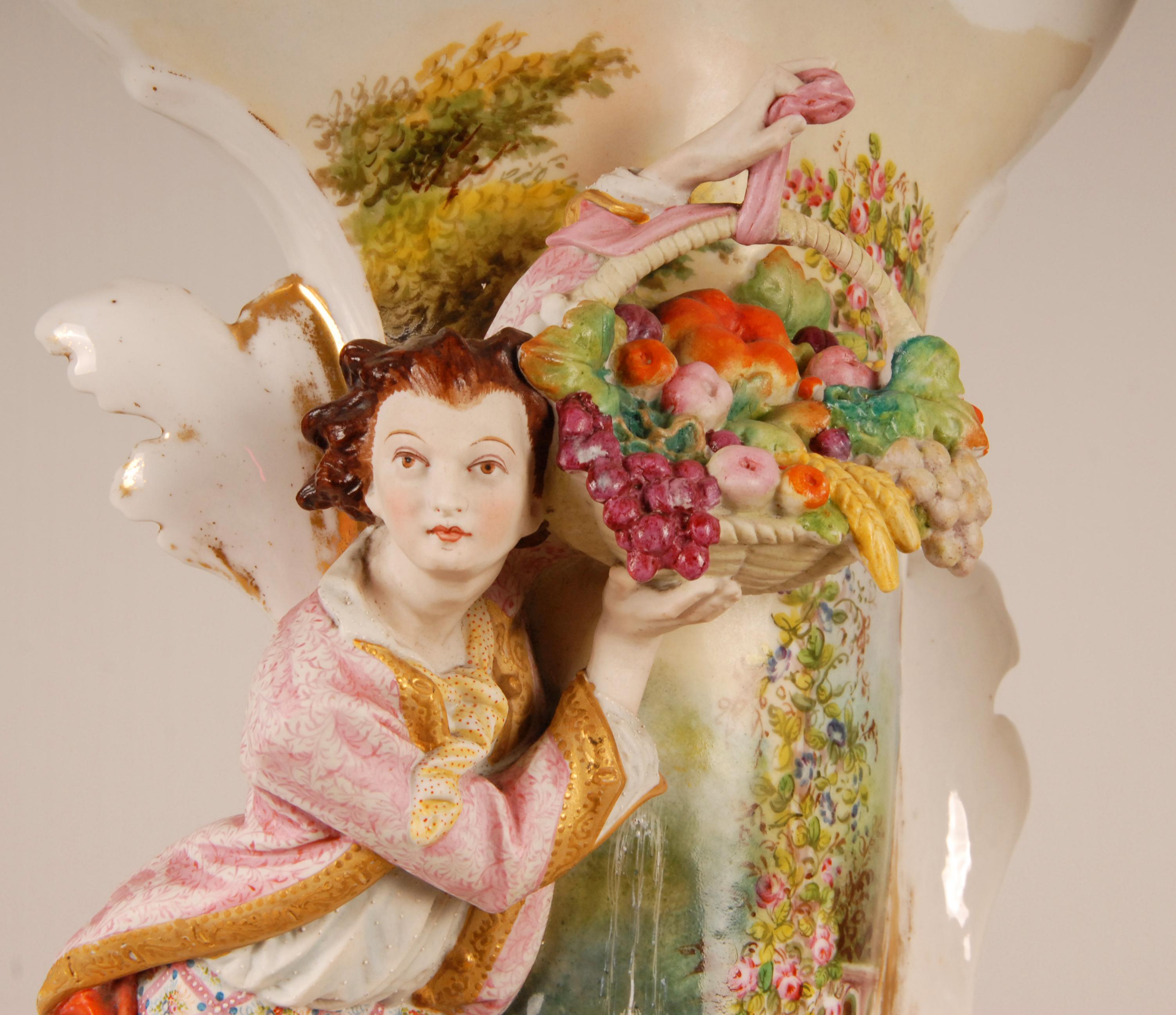 Vasi di porcellana francesi Vasi figurativi vittoriani stile Jean Gille una coppia in vendita 1