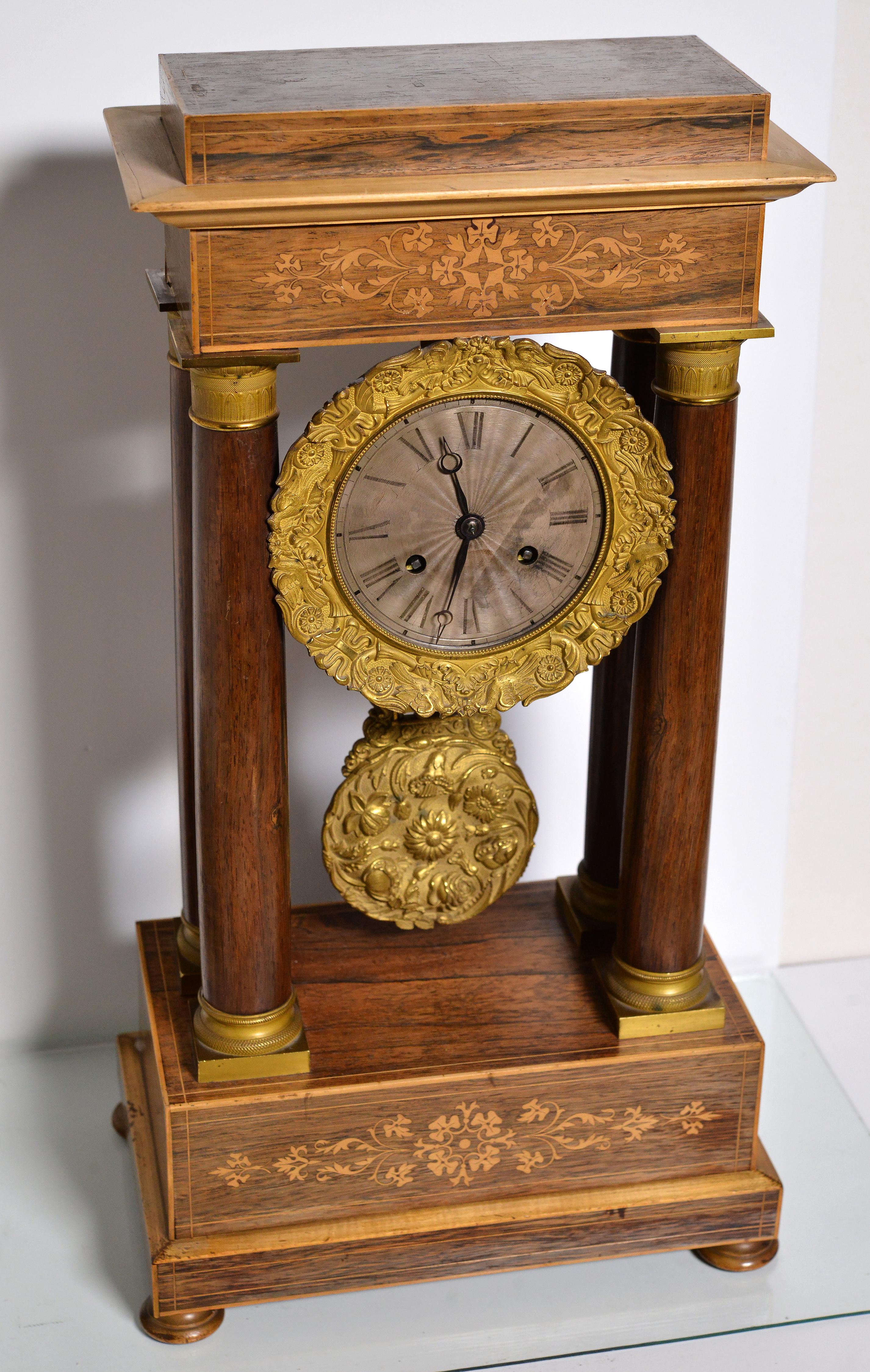 Französische Portico-Uhr aus Rosenholz mit Intarsien, vergoldet und versilbert, frühes 19. Jahrhundert (Vergoldet) im Angebot