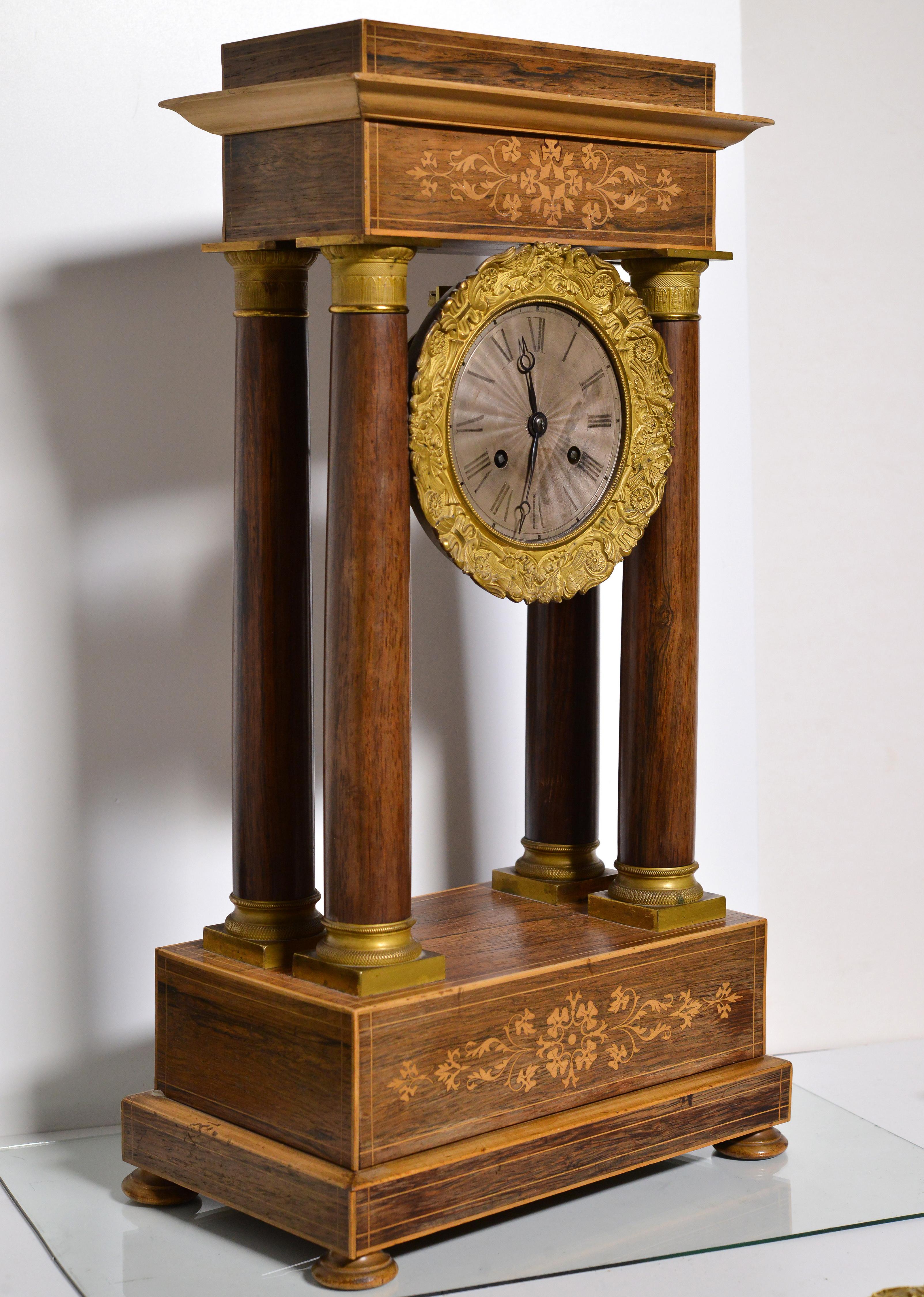Französische Portico-Uhr aus Rosenholz mit Intarsien, vergoldet und versilbert, frühes 19. Jahrhundert im Zustand „Gut“ im Angebot in Sweden, SE