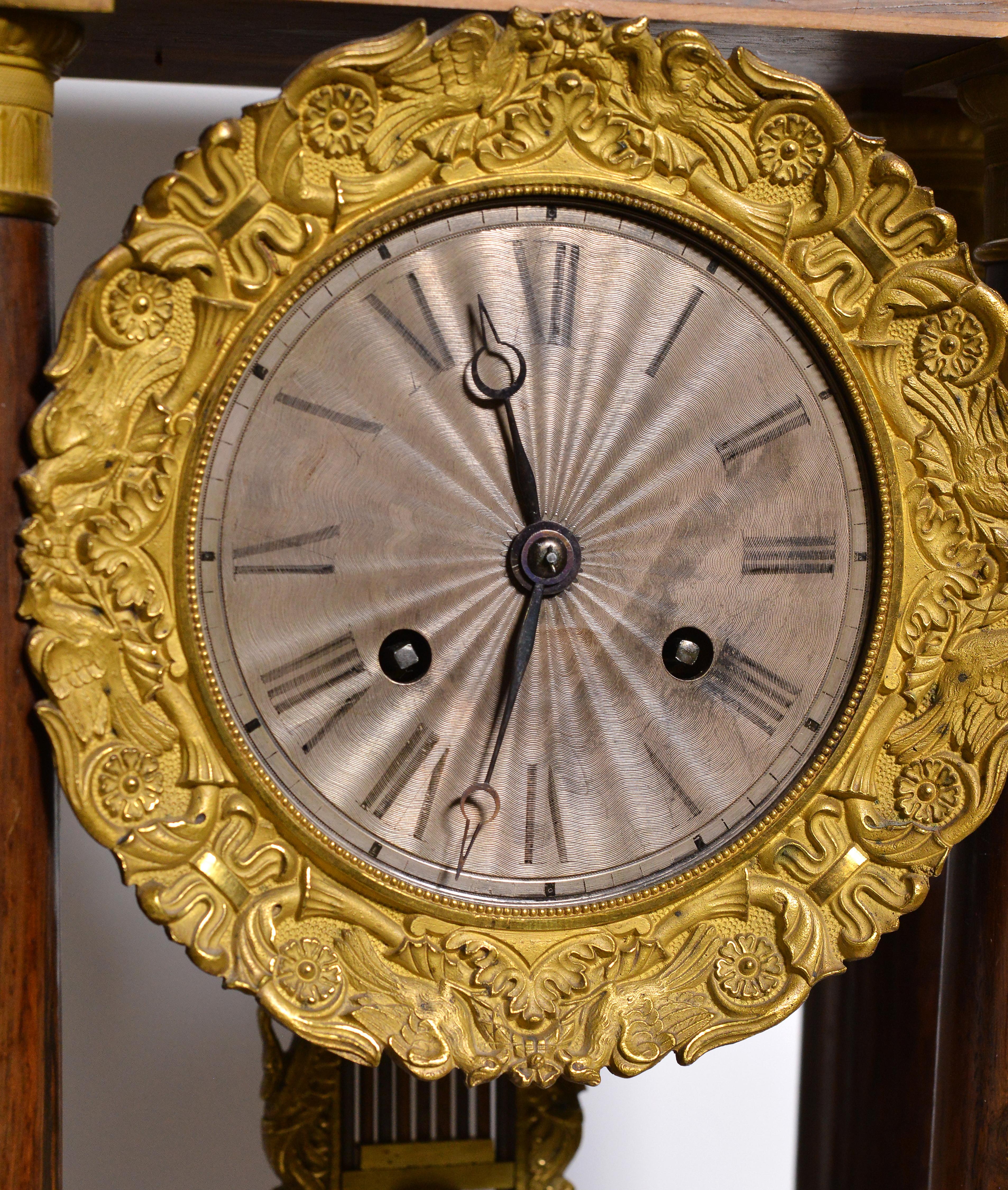 Französische Portico-Uhr aus Rosenholz mit Intarsien, vergoldet und versilbert, frühes 19. Jahrhundert (Vergoldung) im Angebot