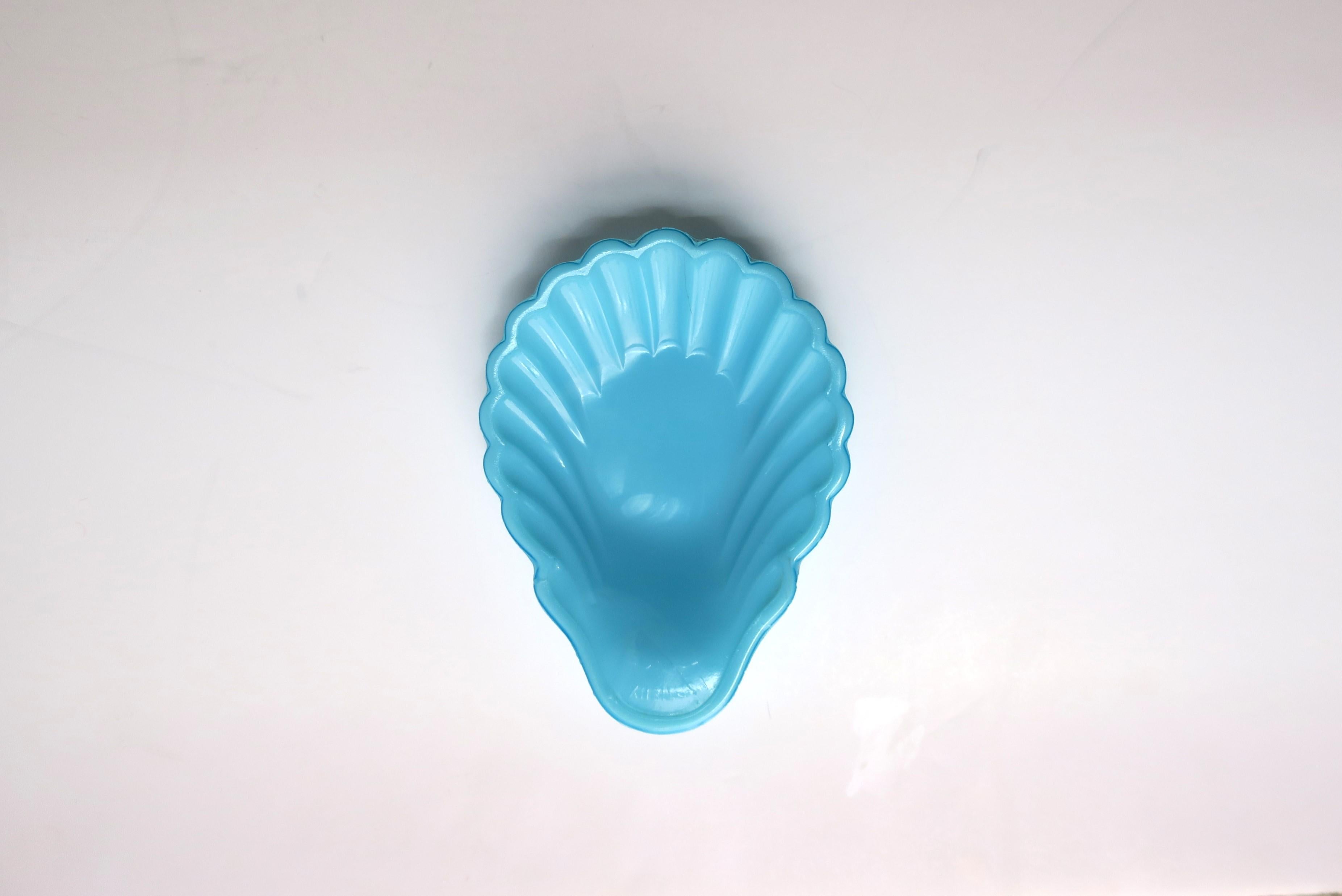 Plat français en verre opalin bleu Portieux, vers le 19e siècle en vente 4