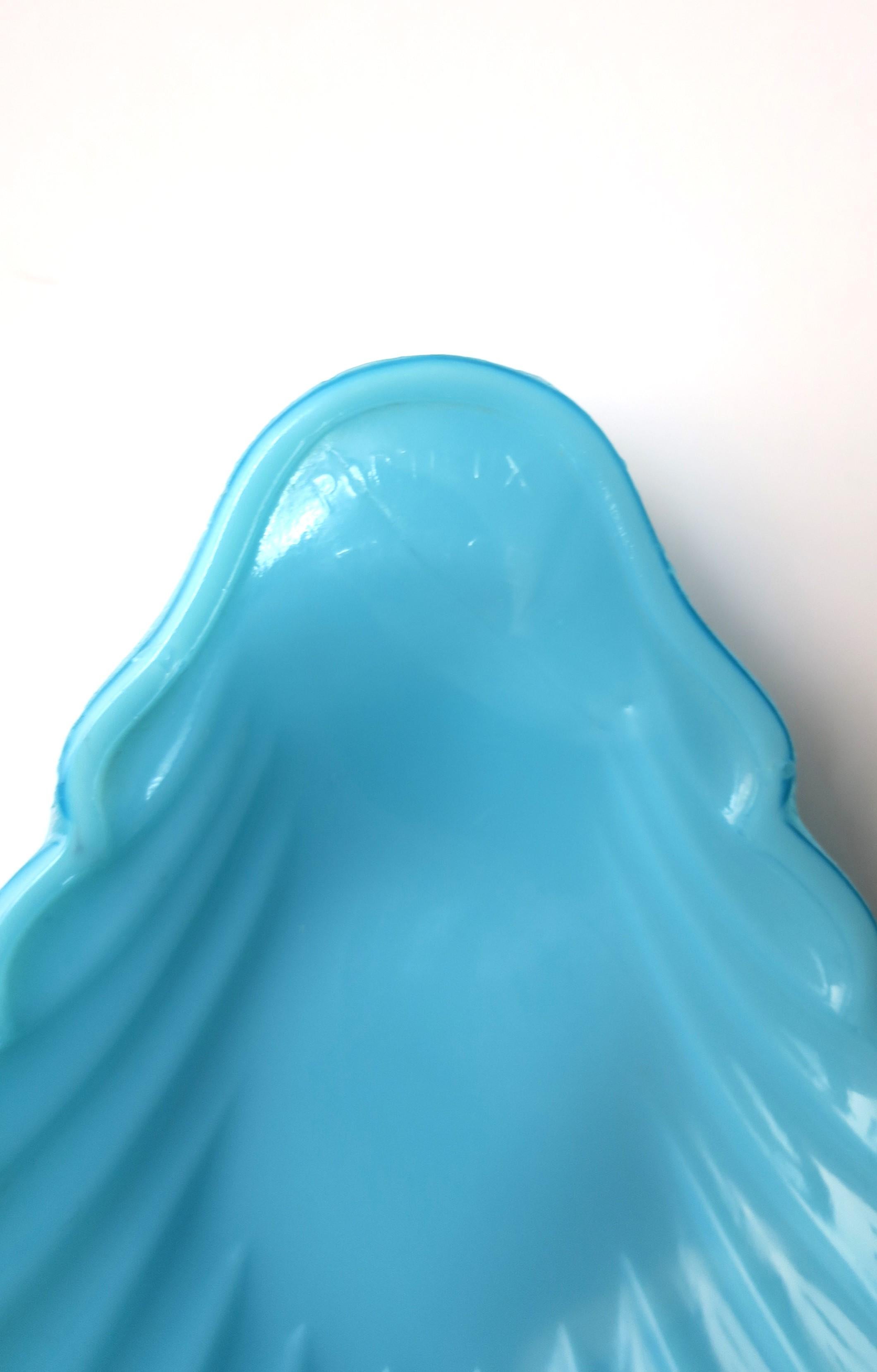 Plat français en verre opalin bleu Portieux, vers le 19e siècle en vente 8
