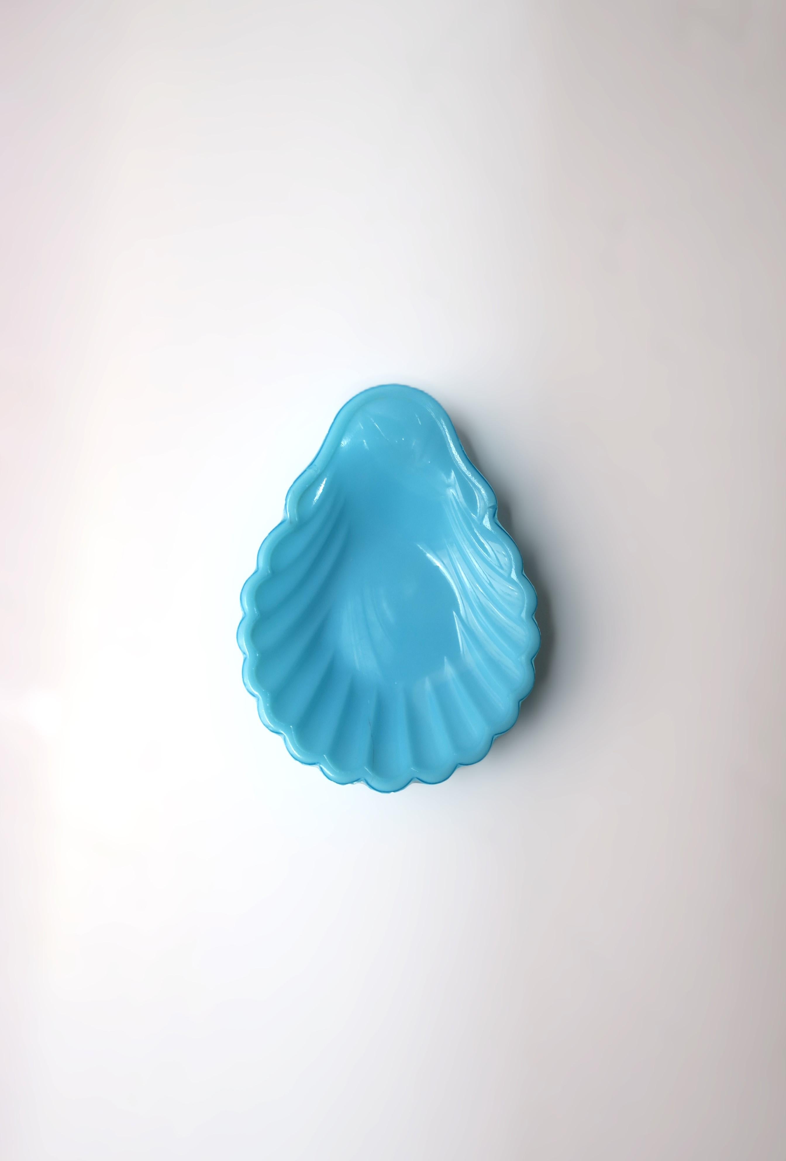 Un plat à bijoux en verre opalin bleu français avec un motif de coquillage, par Portieux, France, vers le 19e siècle ou plus tôt. Avec marque d'authentification : Marqué 'Portieux France' sur le dessus comme le montre l'image en gros plan (dernière