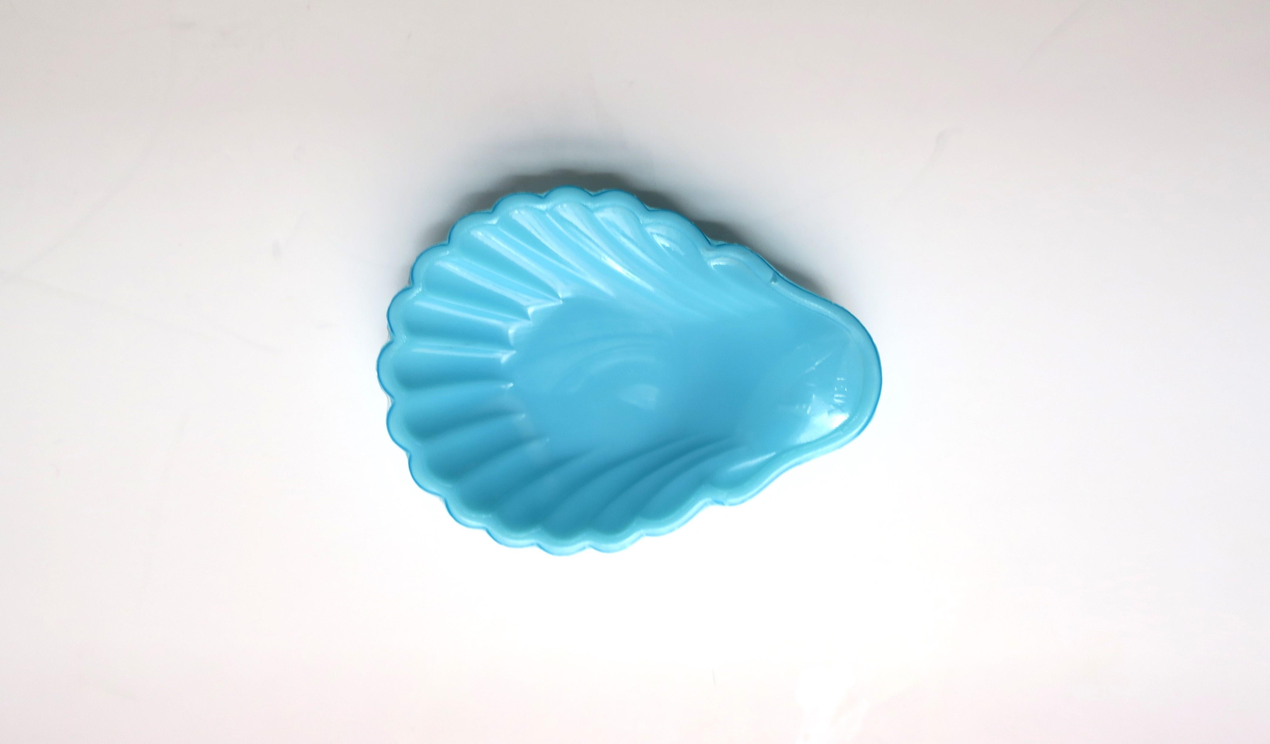 Plat français en verre opalin bleu Portieux, vers le 19e siècle en vente 3