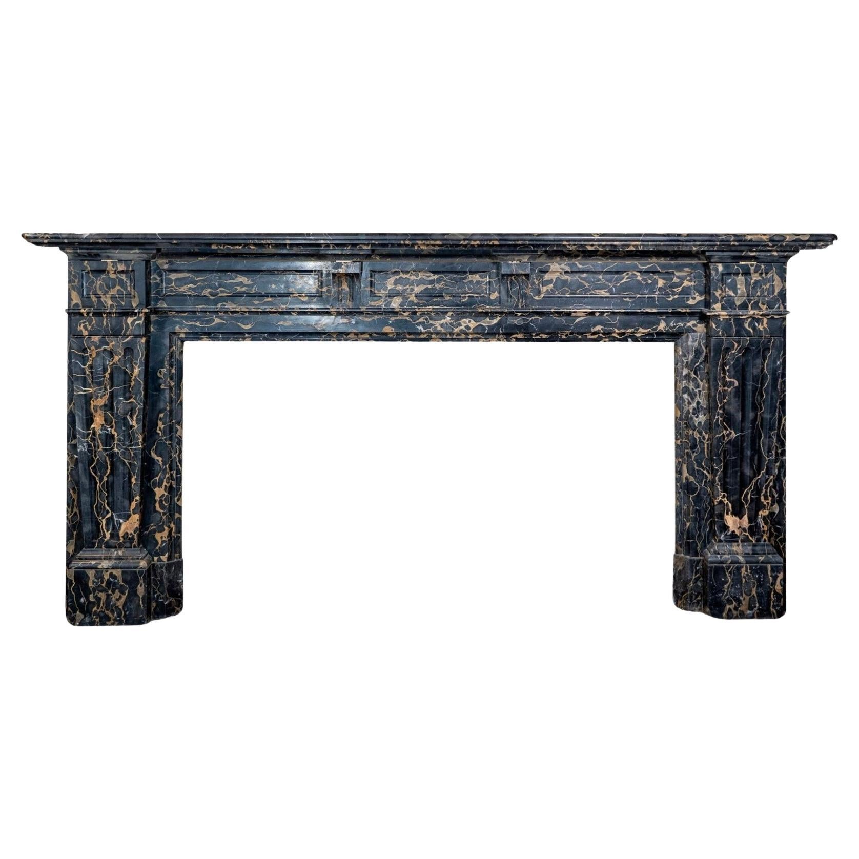 Französischer Portormarmor-Mantel im Angebot