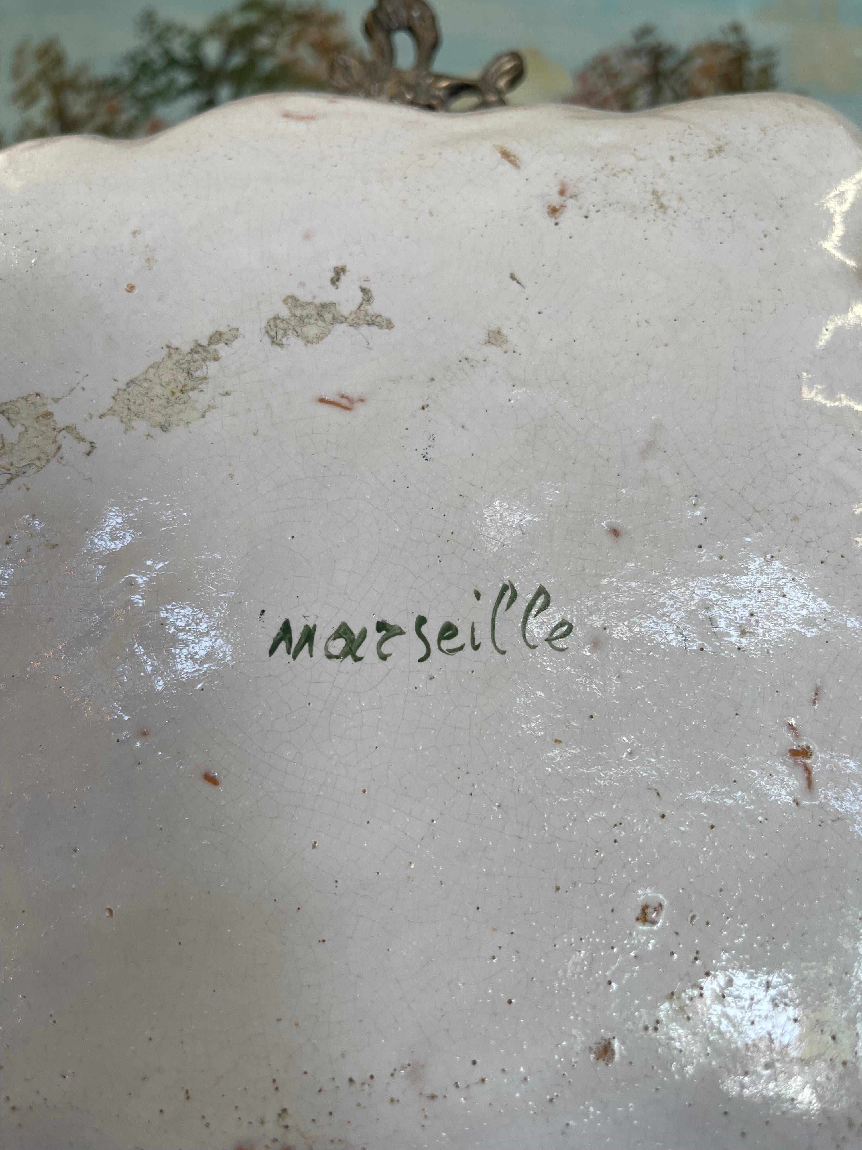 Plat festonné peint à la main, probablement en faïence, avec scène romantique en vente 4