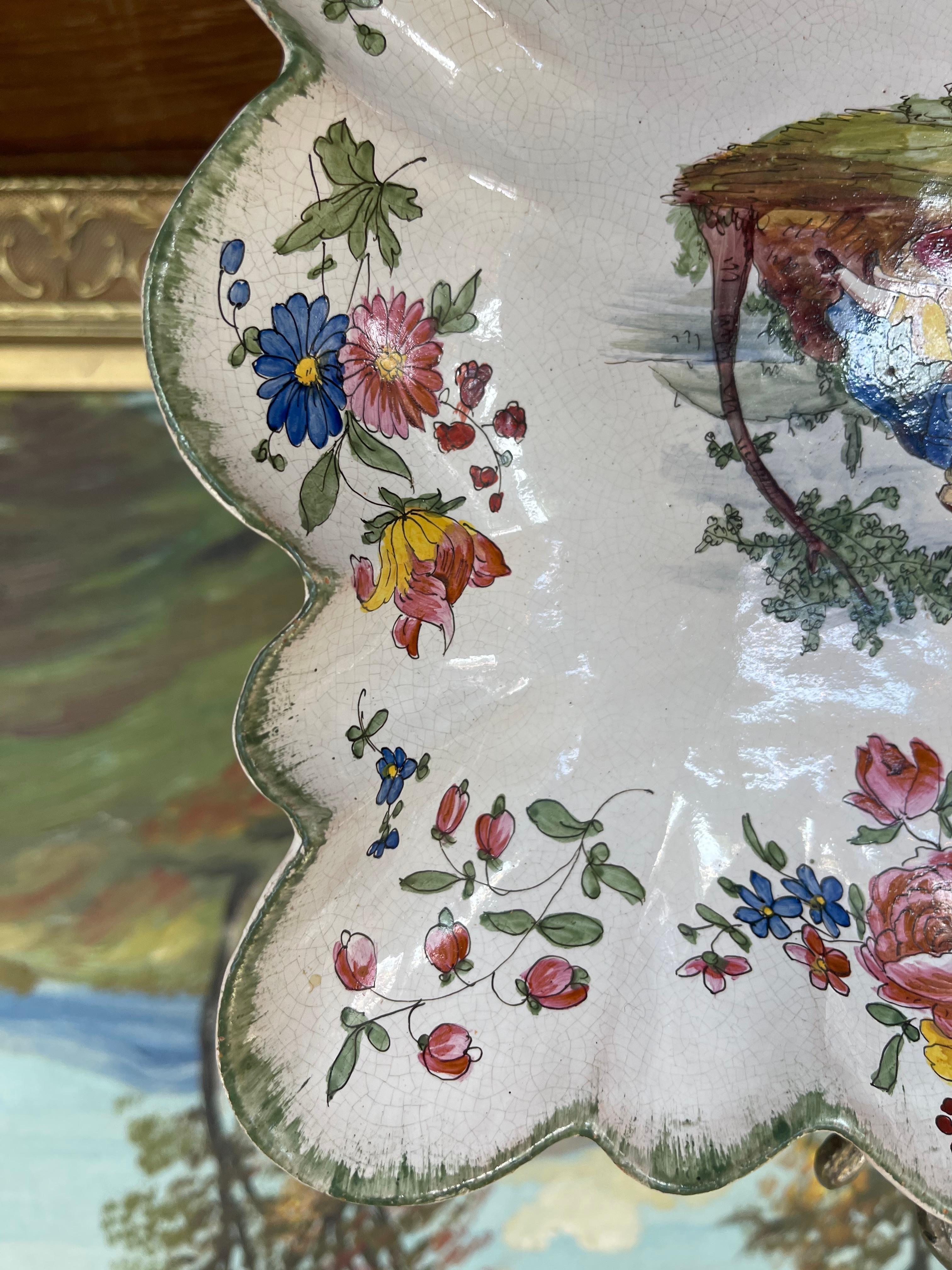 Fin du 20e siècle Plat festonné peint à la main, probablement en faïence, avec scène romantique en vente