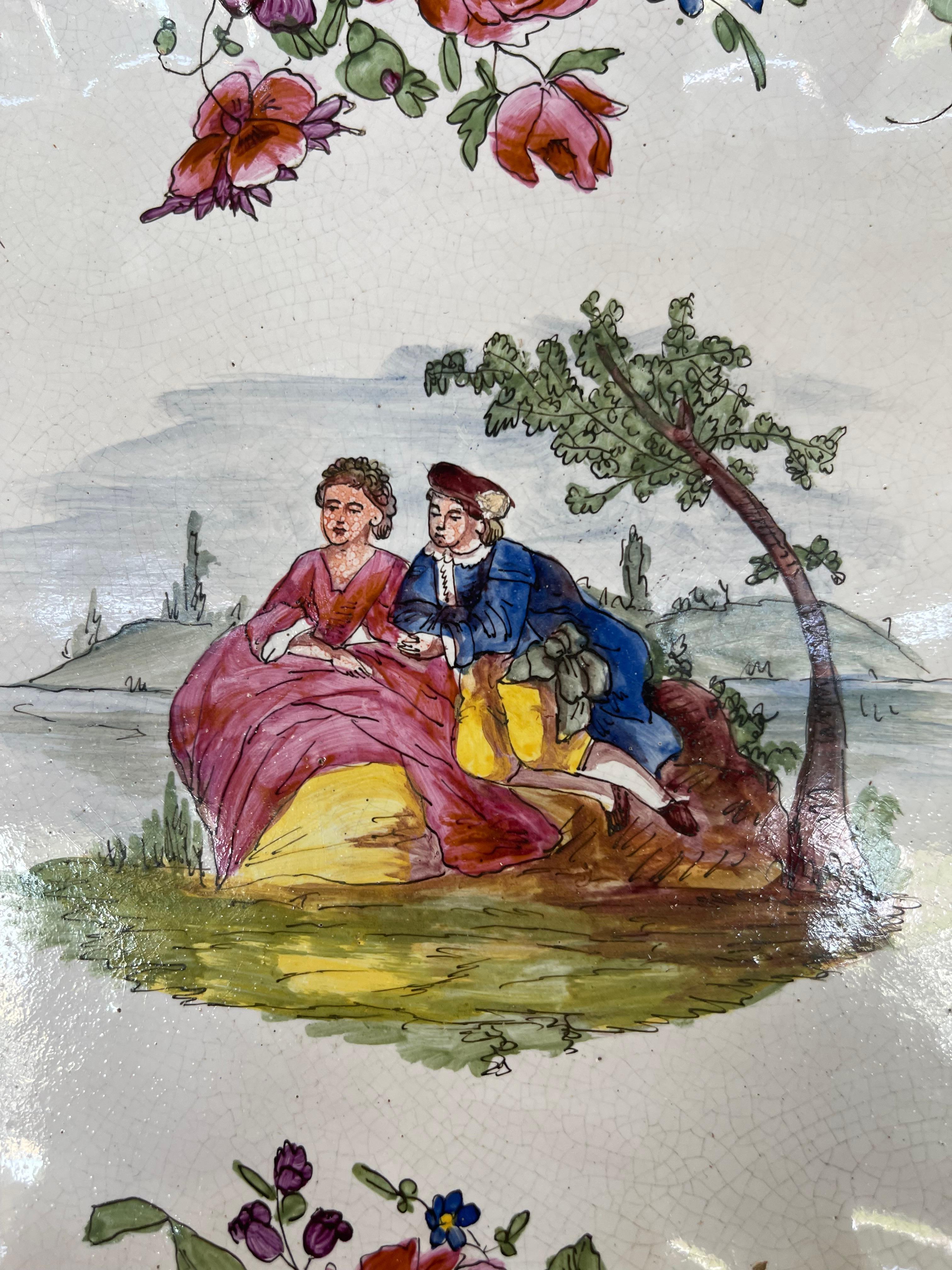 Plat festonné peint à la main, probablement en faïence, avec scène romantique en vente 1