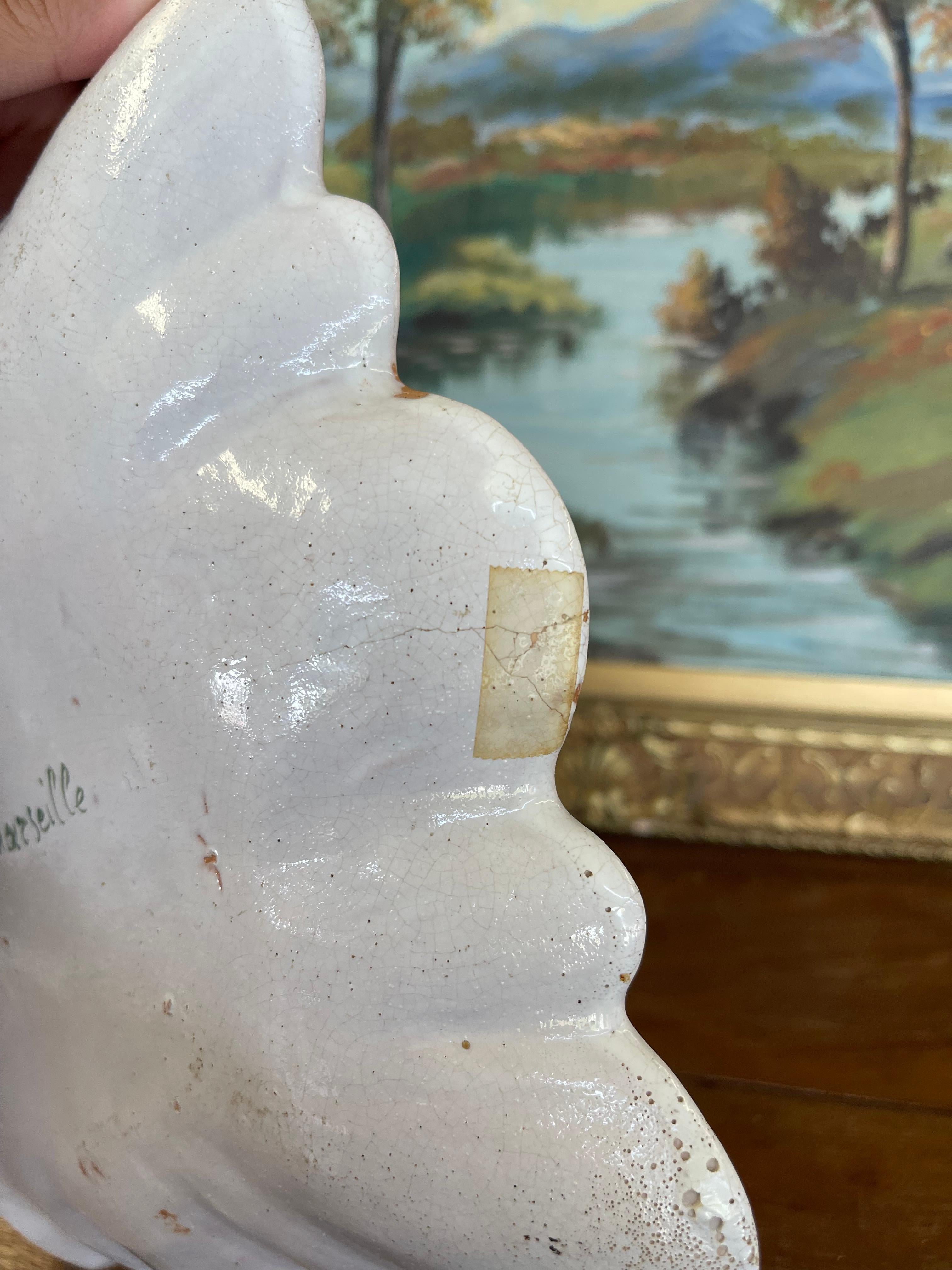 Plat festonné peint à la main, probablement en faïence, avec scène romantique en vente 2