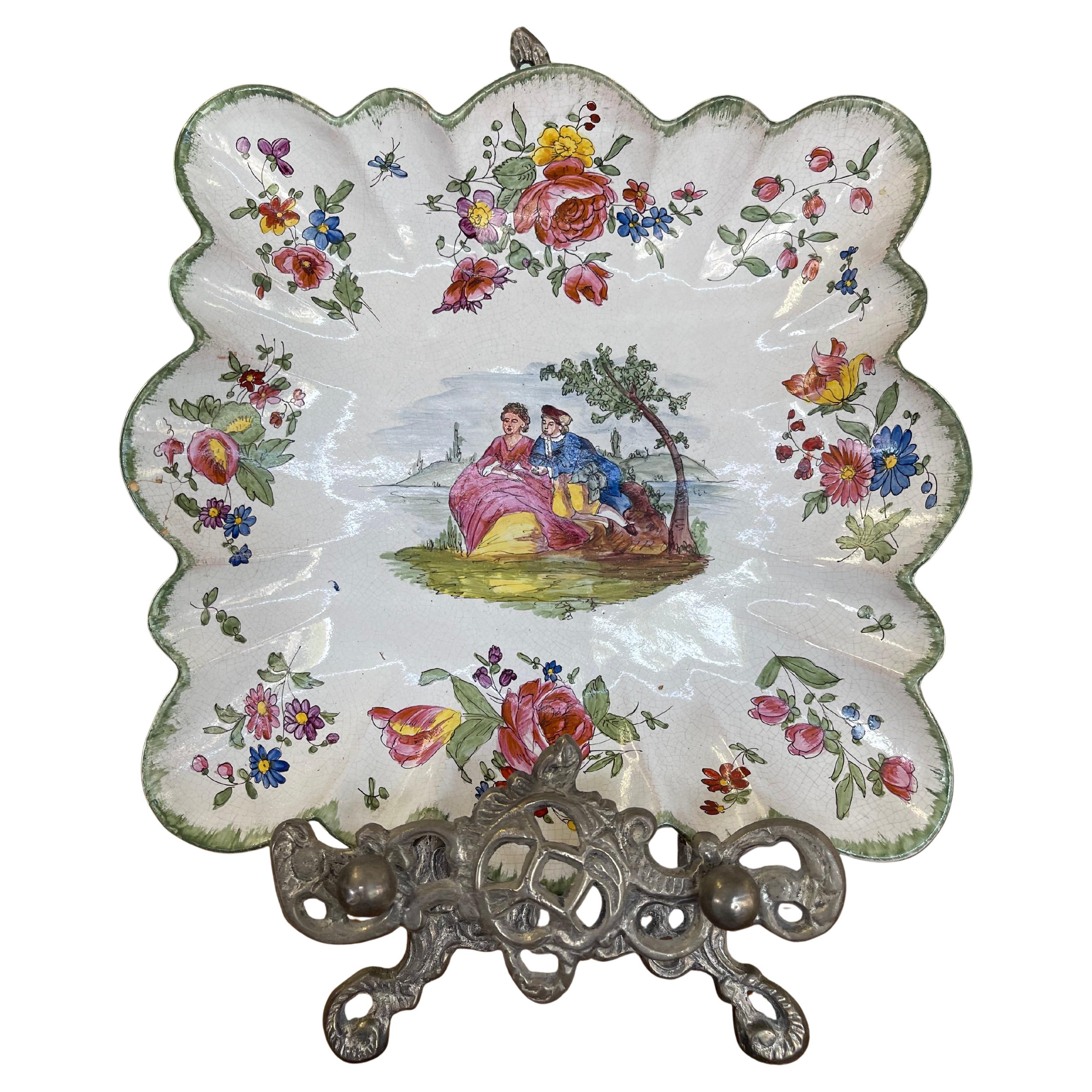 Plat festonné peint à la main, probablement en faïence, avec scène romantique