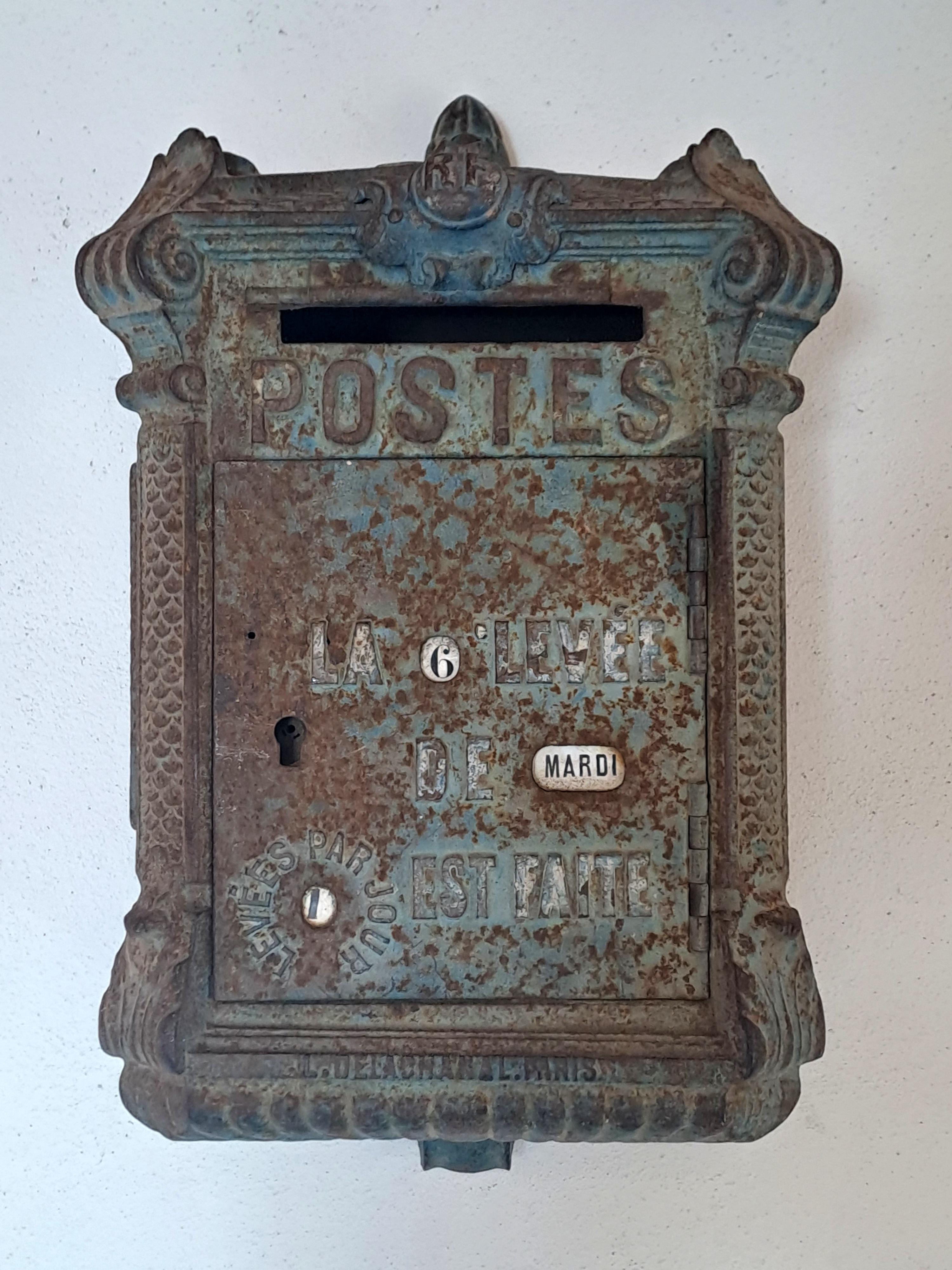 Public mailbox of the French Post Office Model in molded cast iron manufactured by Delachanal in Paris - Late 19th Century

Good general condition - presented in its original condition with superficial corrosion, missing key and flap