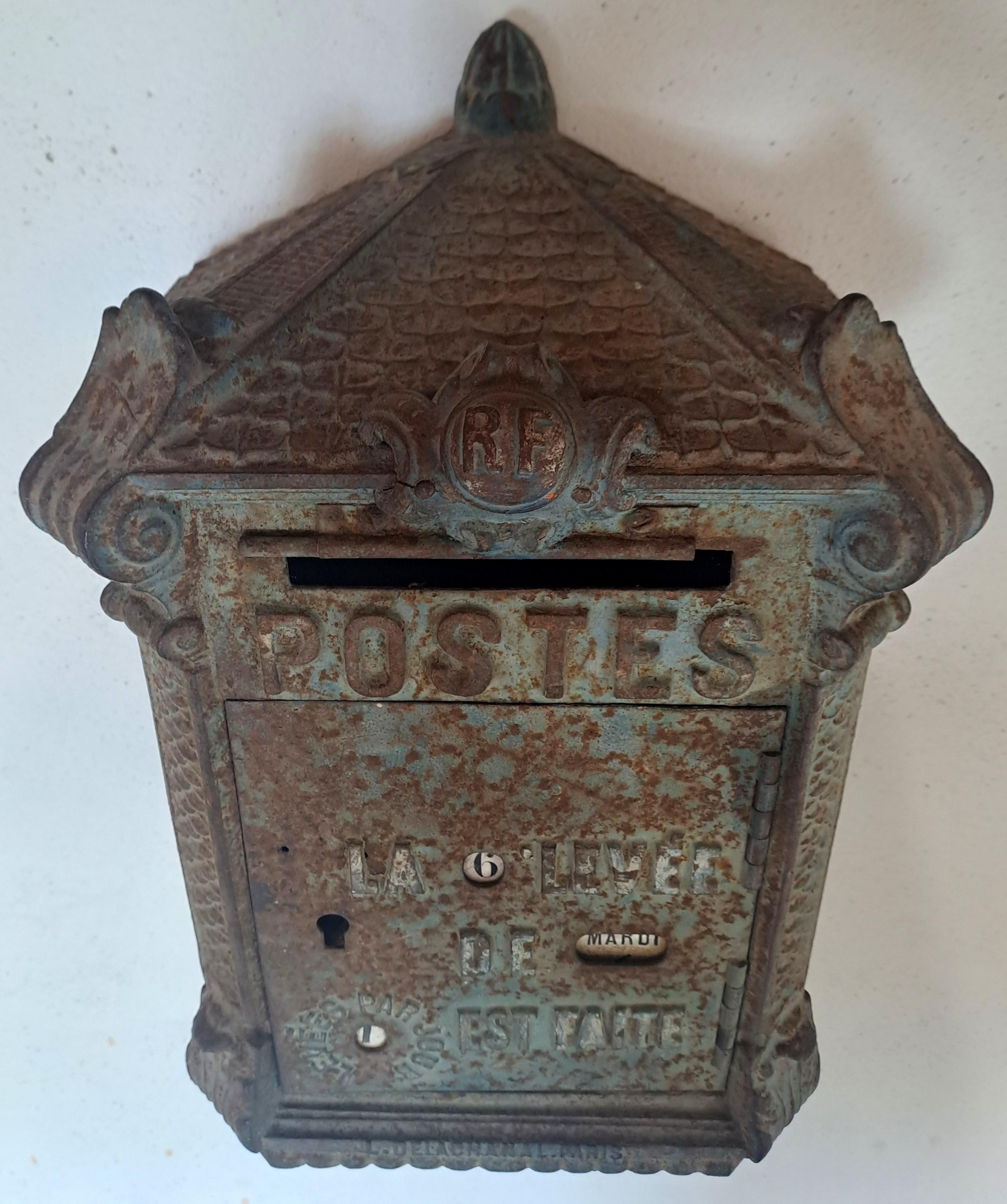 French Post Office Mailbox - Cast Iron - Delachanal Model - Late 19th Century In Good Condition For Sale In BARSAC, FR