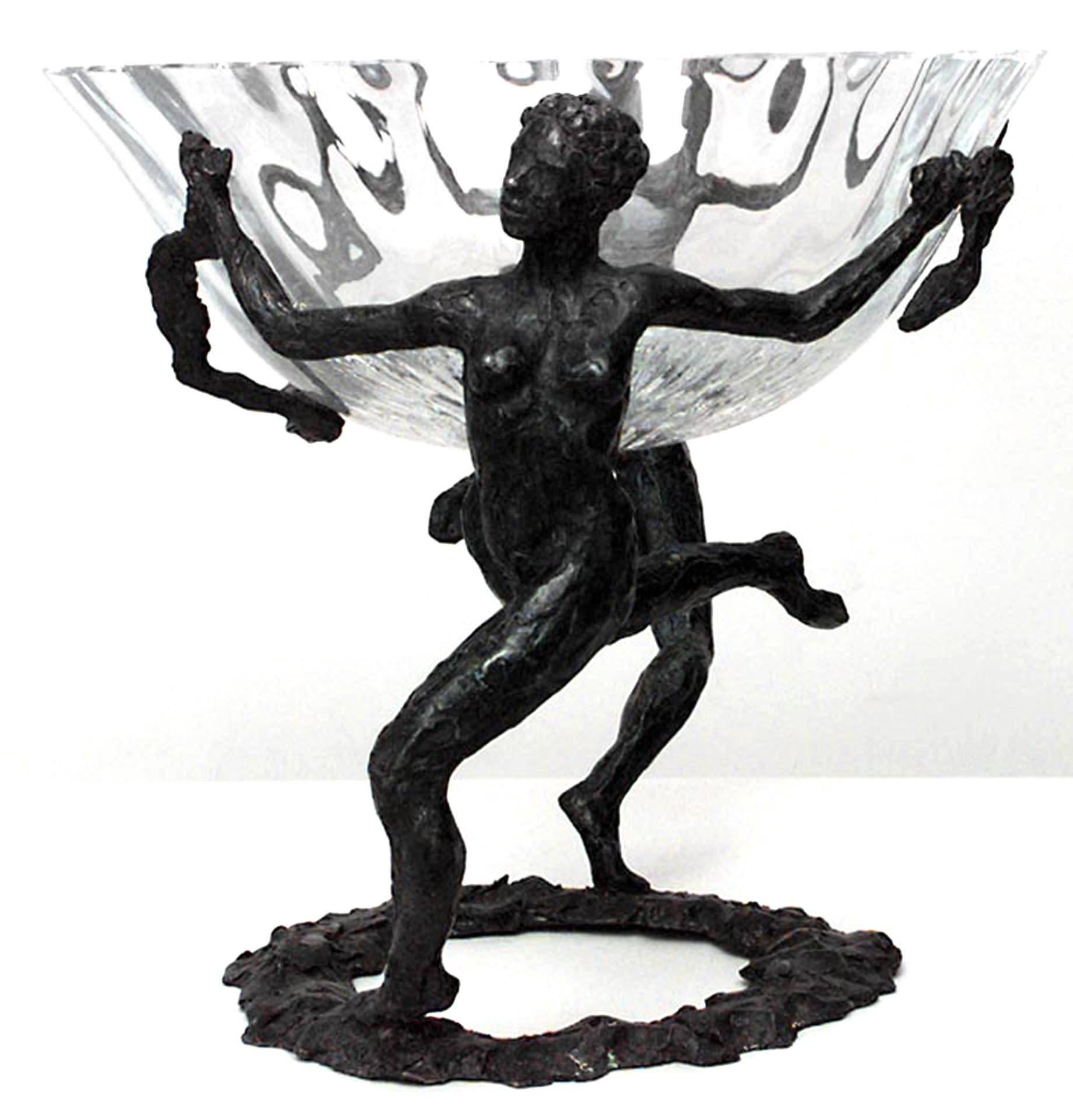 Französischer Bronzeaufsatz im Stil der Art Moderne mit 2 weiblichen Figuren, die eine geschliffene Kristallschale halten (signiert LaROCHE)
