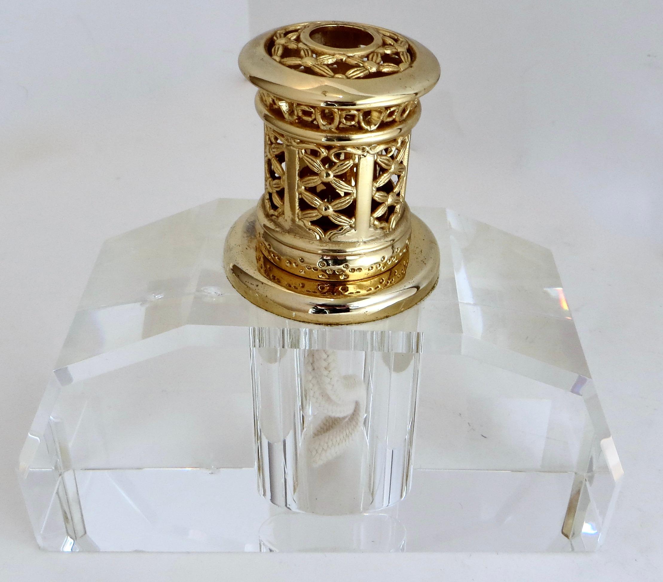 Voici un diffuseur de parfum français d'après-guerre de très bonne qualité. Il était utilisé pour rafraîchir et parfumer une pièce. Parfois appelées lampes à huile aromatique, le parfum était placé dans la Calle avec l'huile de la lampe, et la mèche