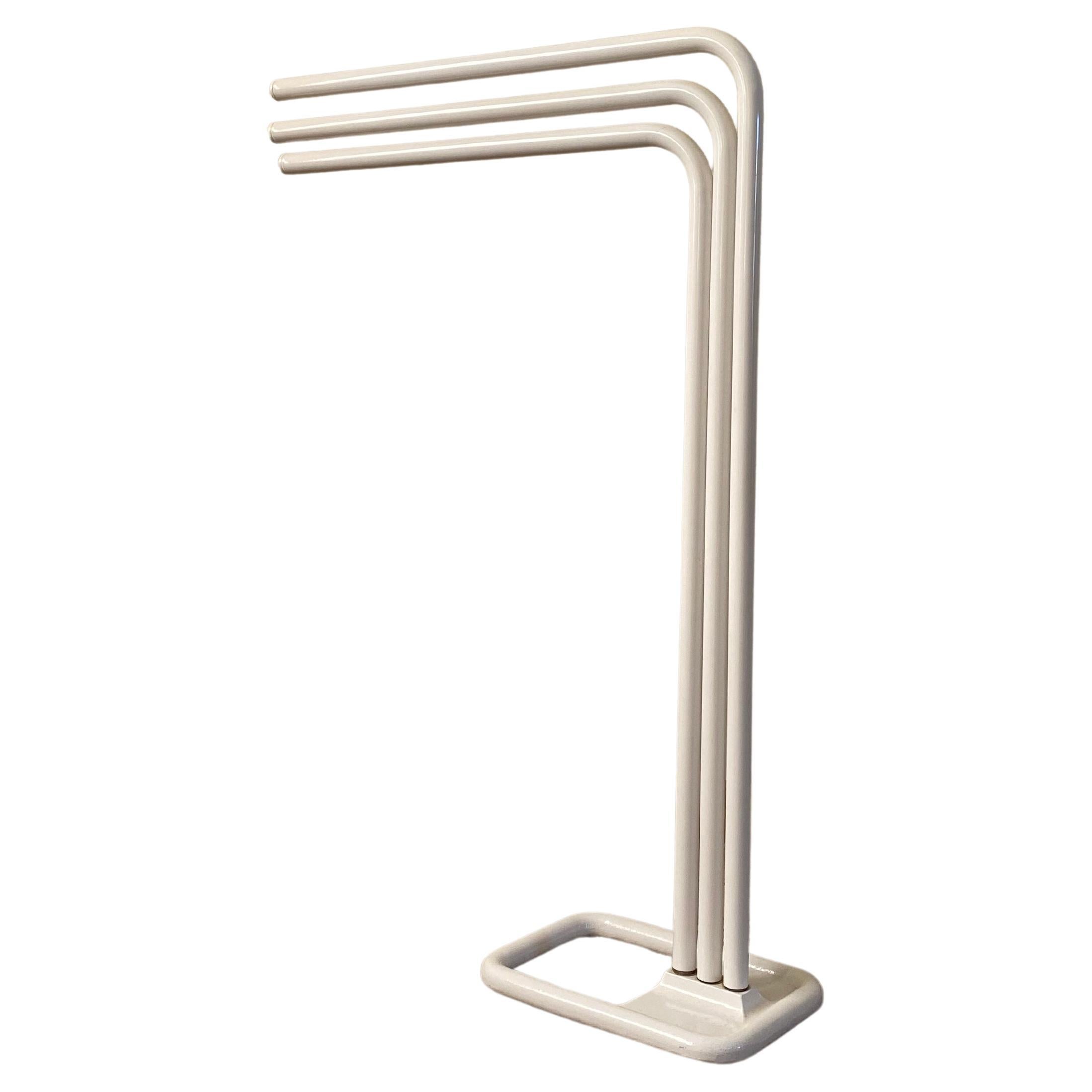 Porte-serviettes en acier émaillé de fabrication française par Decotec.

Design/One minimaliste et postmoderne avec une base lourde et sûre et des bras articulés positionnables.

La pièce est marquée à la base. Un éclat d'émail comme illustré ;
