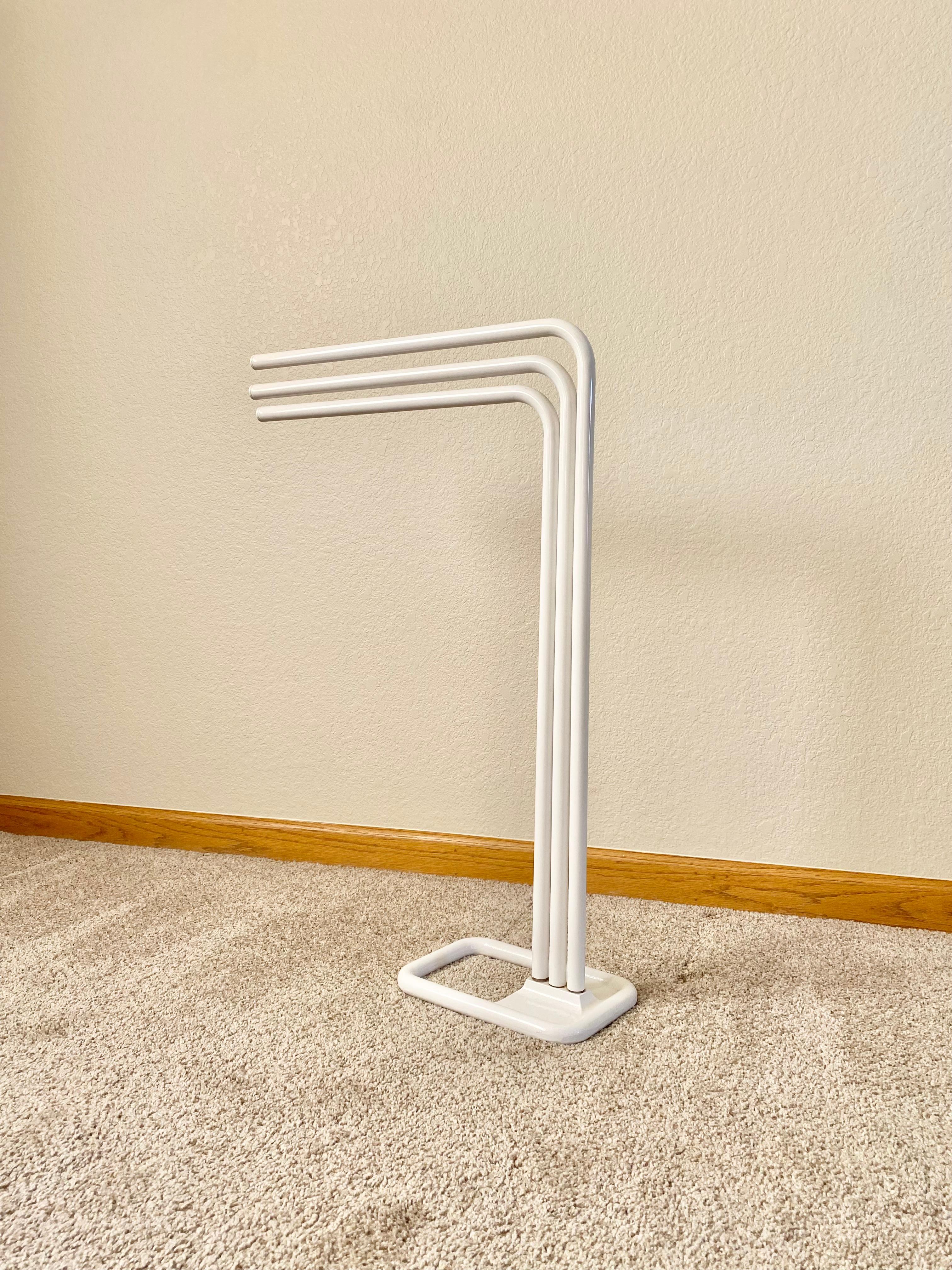 Postmoderne Porte-serviettes postmoderne français en acier émaillé par Decoware en vente