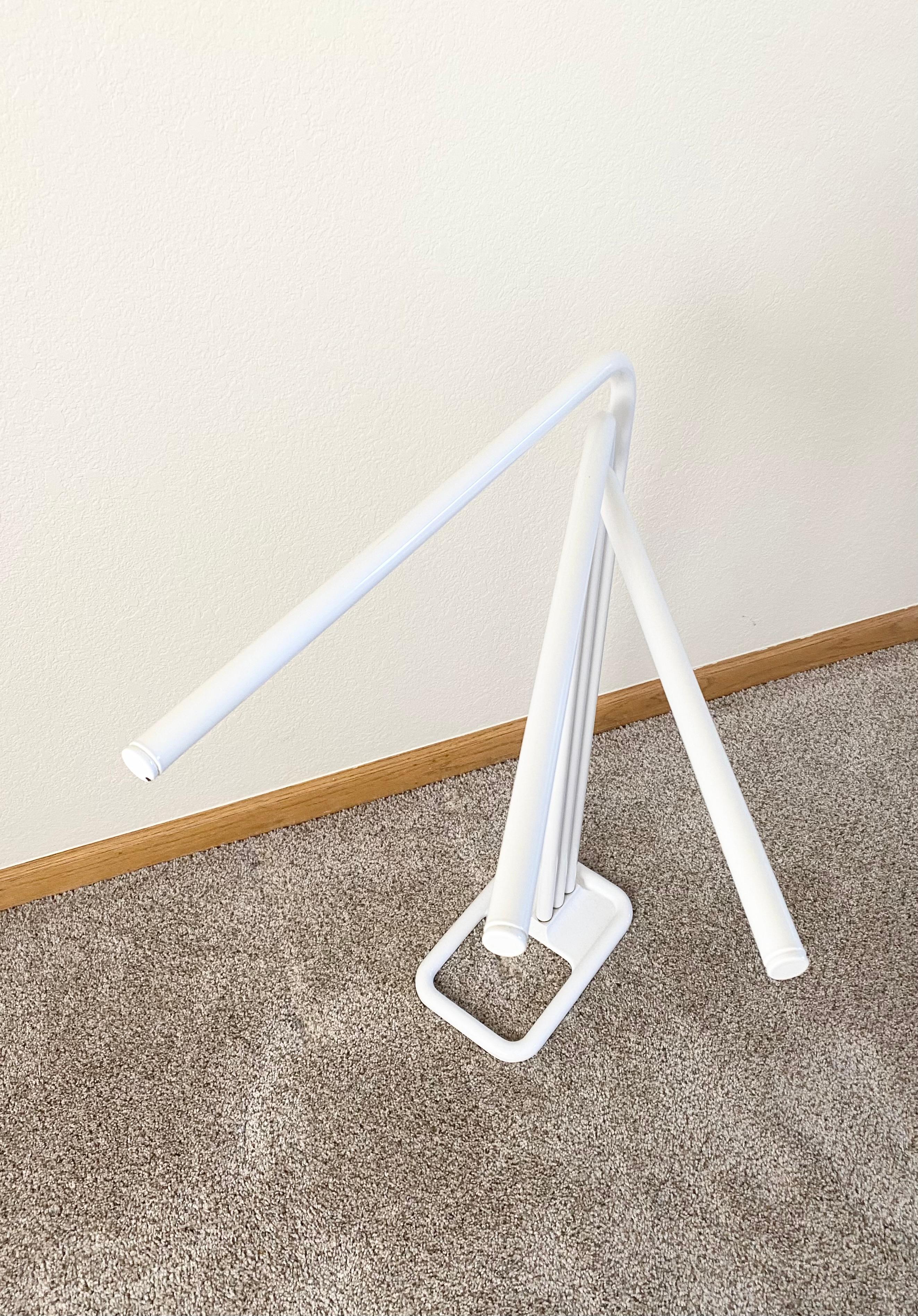 Porte-serviettes postmoderne français en acier émaillé par Decoware en vente 1