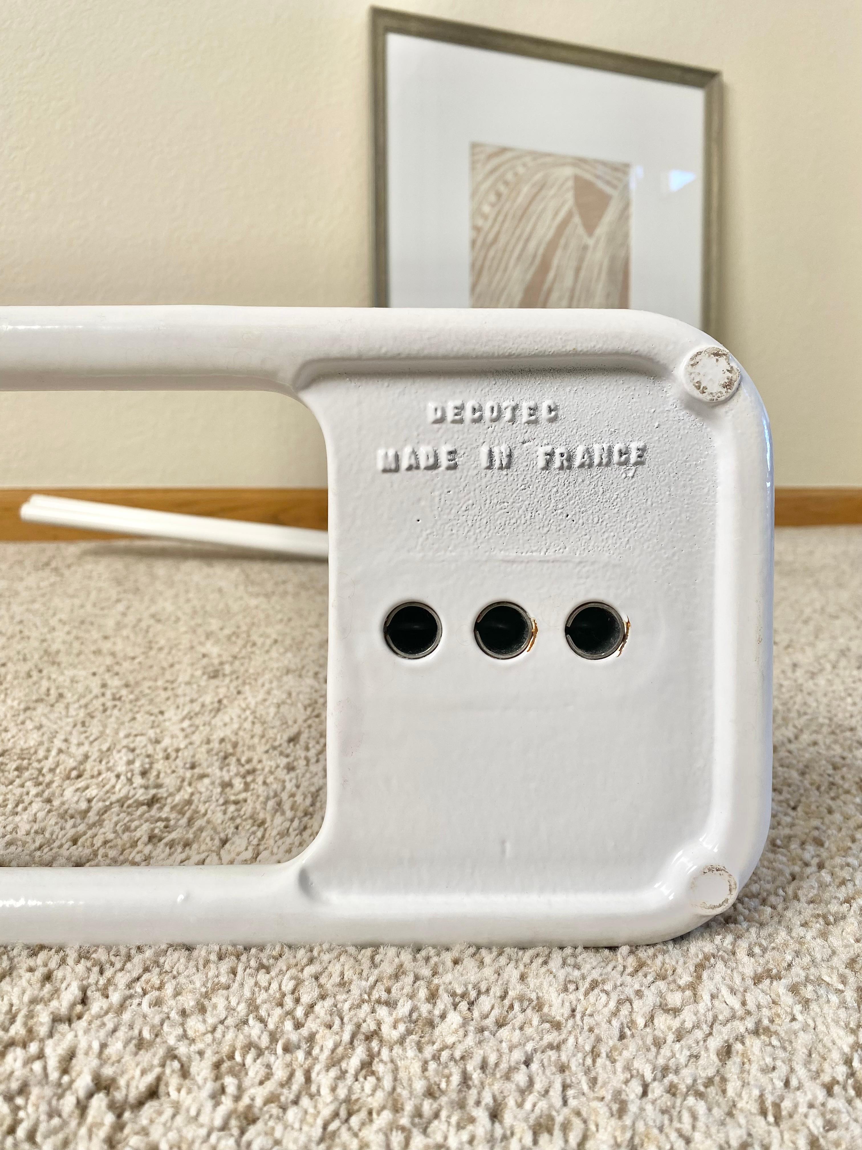 Porte-serviettes postmoderne français en acier émaillé par Decoware en vente 2