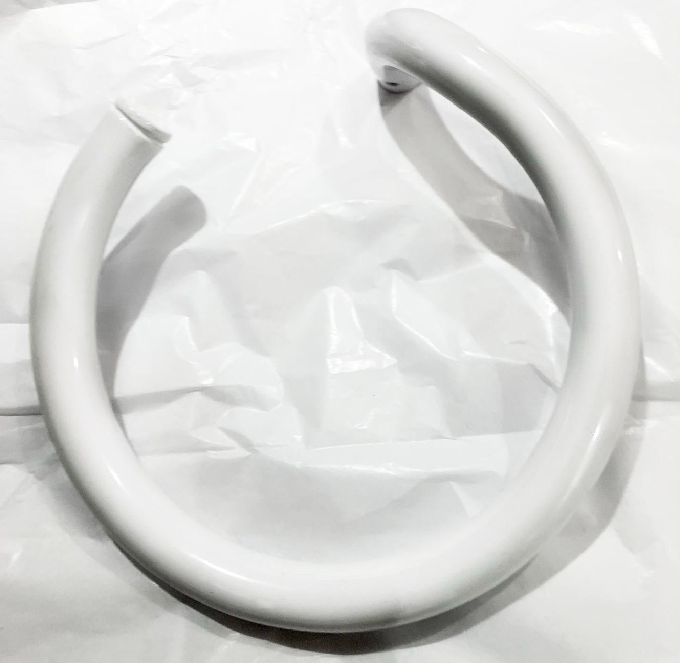 Französischer postmoderner runder weißer „Le Tube“-Handtuchring von DecoTec, 1985 (Emailliert) im Angebot