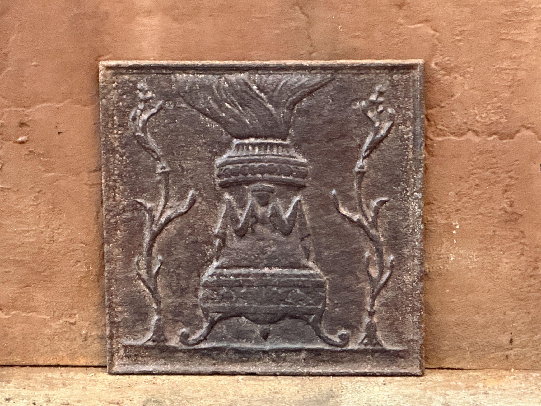 Plaque de cheminée d'époque néoclassique française du XIXe siècle à décor de pot de feu.

La plaque de cheminée est en fonte et a une patine brune naturelle. Sur demande, il peut être réalisé en noir/étain sans coût supplémentaire. Il est en bon